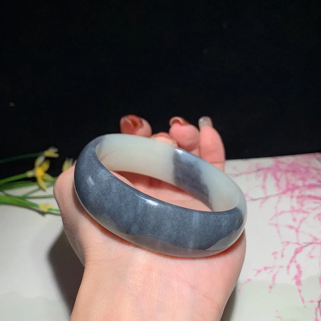 土豪款，和田玉57.5圈口青花宽版手镯！玉质细腻油润 底色纯净 无裂无杂 脂粉好，品质好！