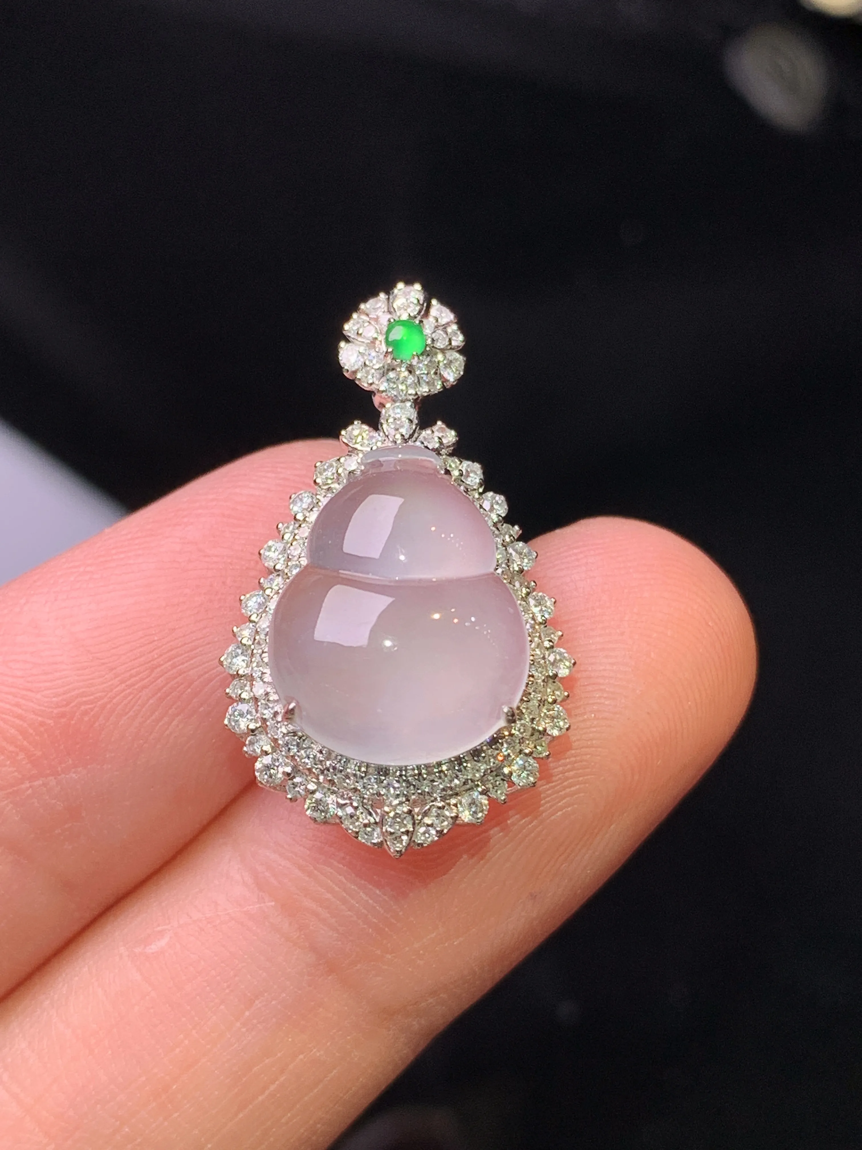 18k金钻镶嵌冰种葫芦吊坠 玉质细腻 色泽清新艳丽 整体尺寸25.5*15*9.2