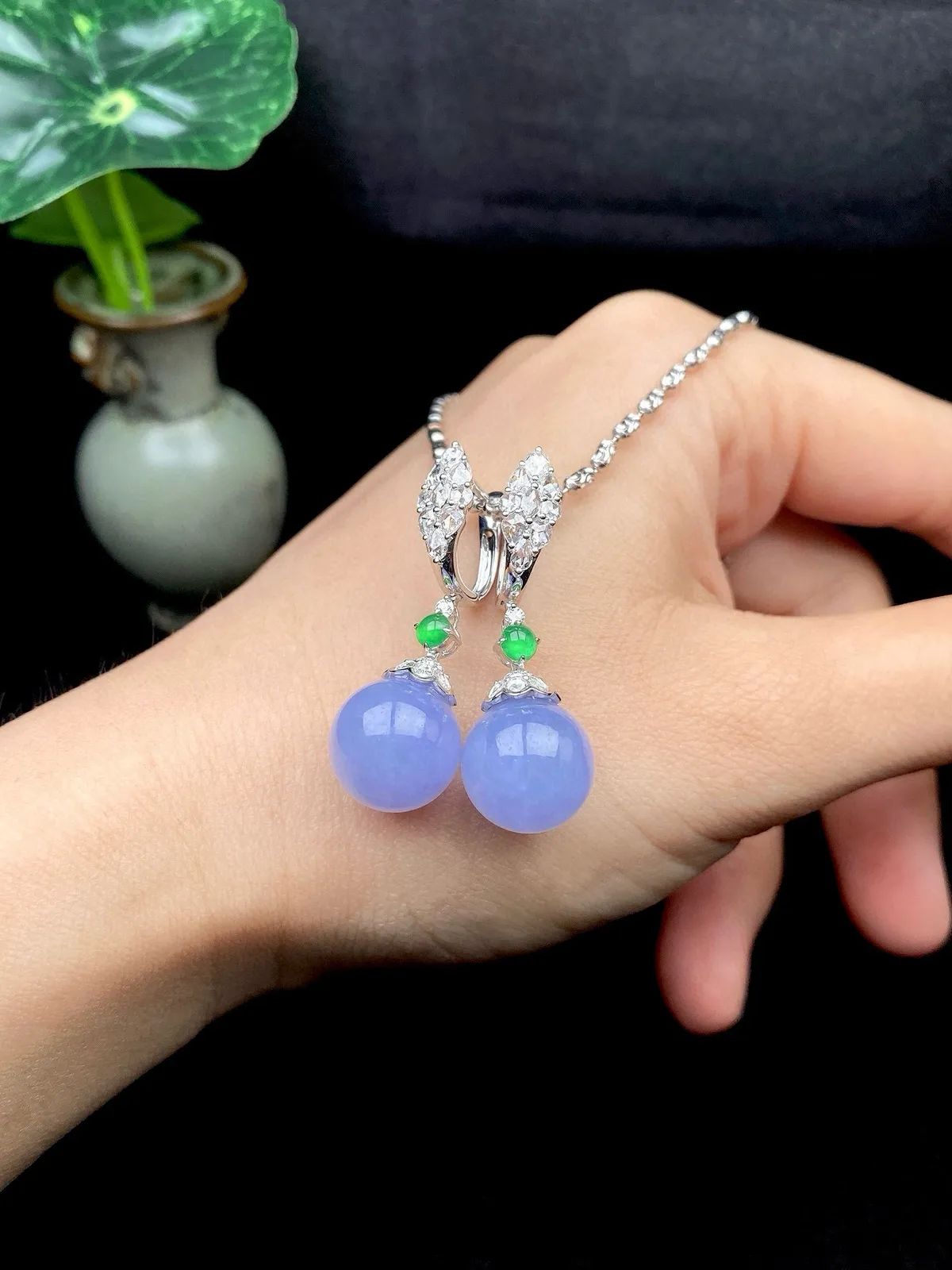 【冰种紫珠耳坠】质地细腻，色泽鲜亮，光泽度不错，18k金钻镶嵌，直径11.8毫米