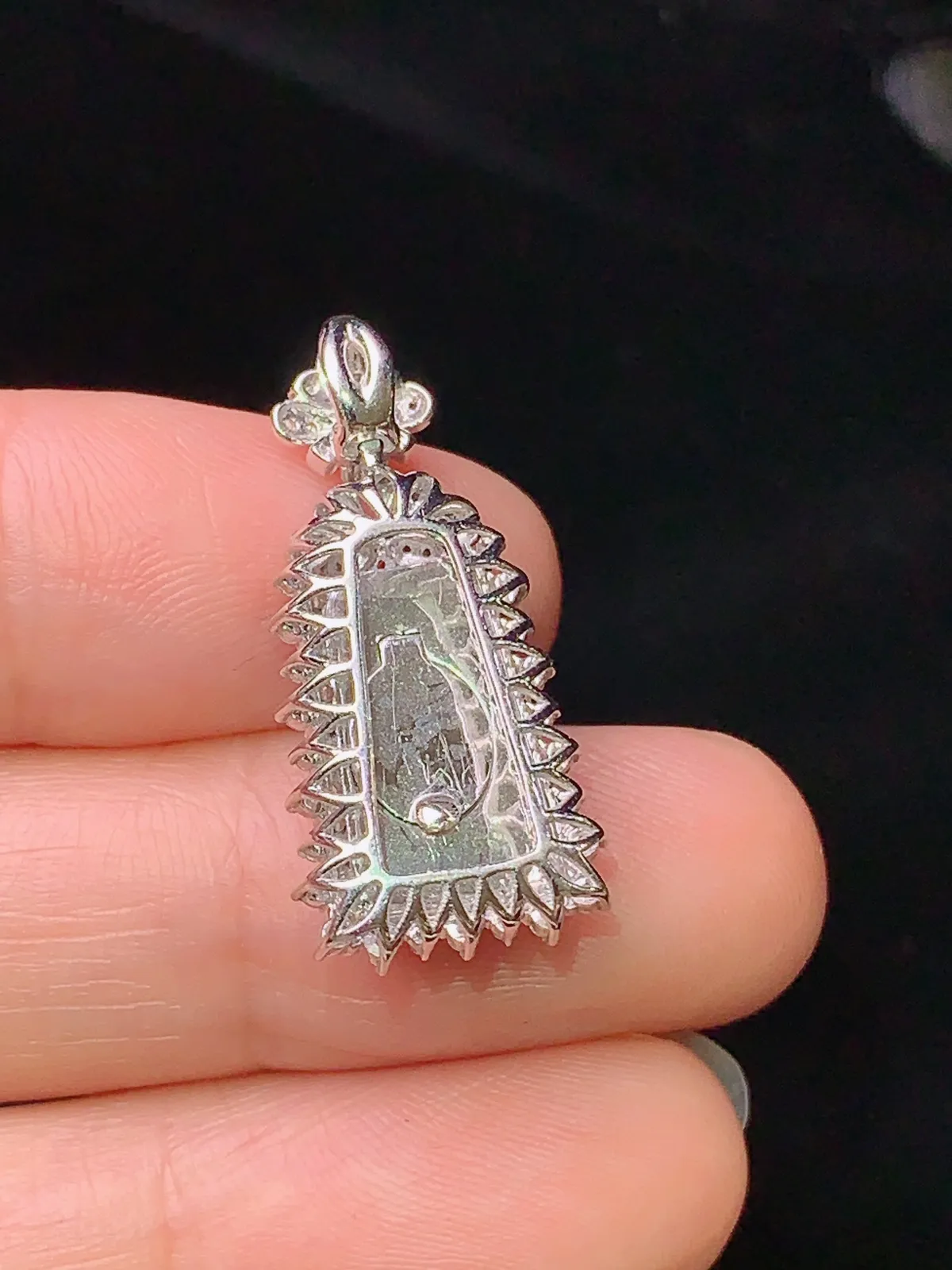 18k金钻镶嵌翠绿无事牌吊坠 玉质细腻 色泽艳丽清新 整体尺寸26.6*12.5*8.2