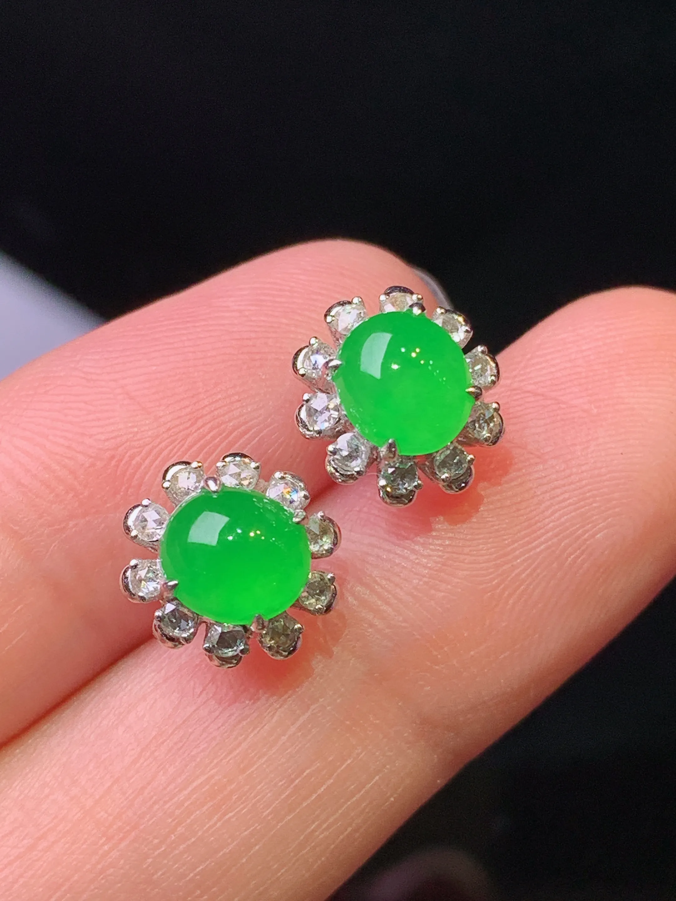 18k金钻镶嵌满绿蛋面耳钉 玉质细腻 色泽清新艳丽 整体尺寸10.2*9.5*7