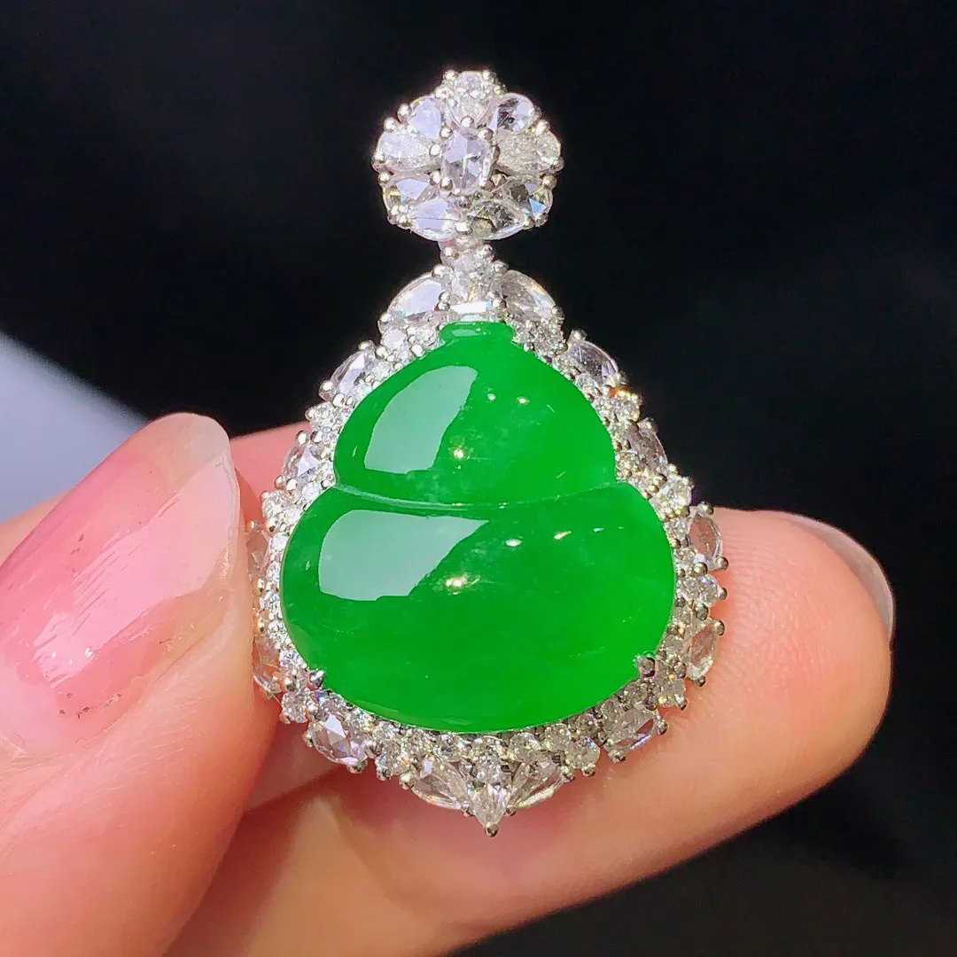 18k金钻镶嵌满绿葫芦吊坠 玉质细腻 色泽艳丽 厚身饱满 整体尺寸29.5*19.3*12.2