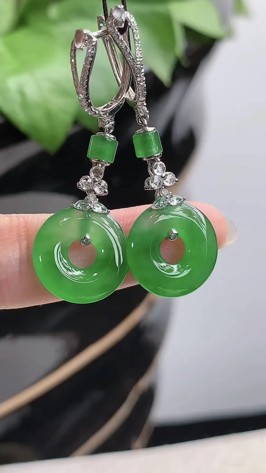 a货翡翠老坑高冰种18K金伴钻镶嵌阳绿平安环耳坠 尺寸13.5×2.6mm 重量4.25g 1205