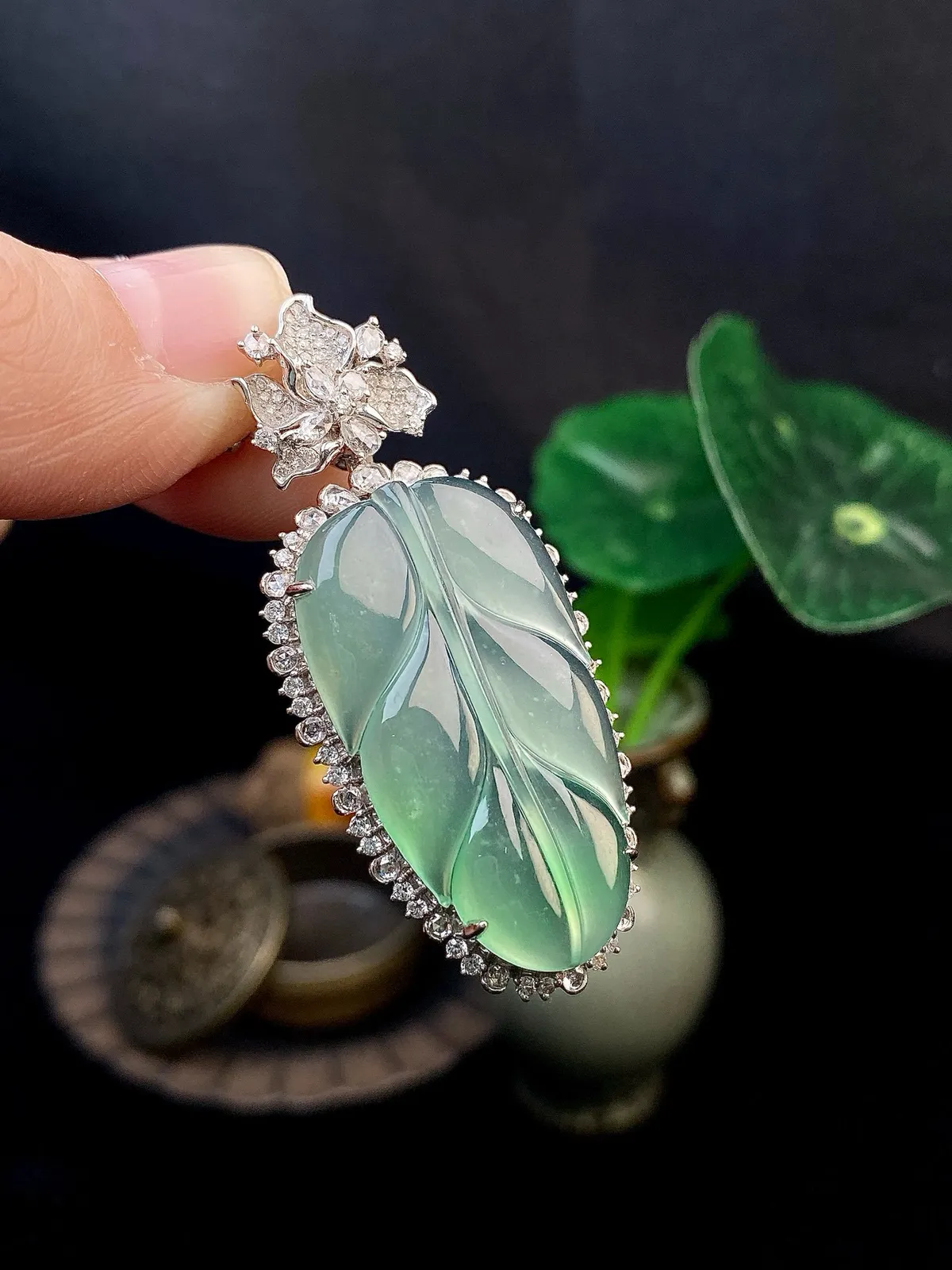 【冰种飘绿叶子】金枝玉叶，质地细腻，冰润透亮，光泽出众，18k金钻镶嵌，裸石尺寸32.5*17.5*