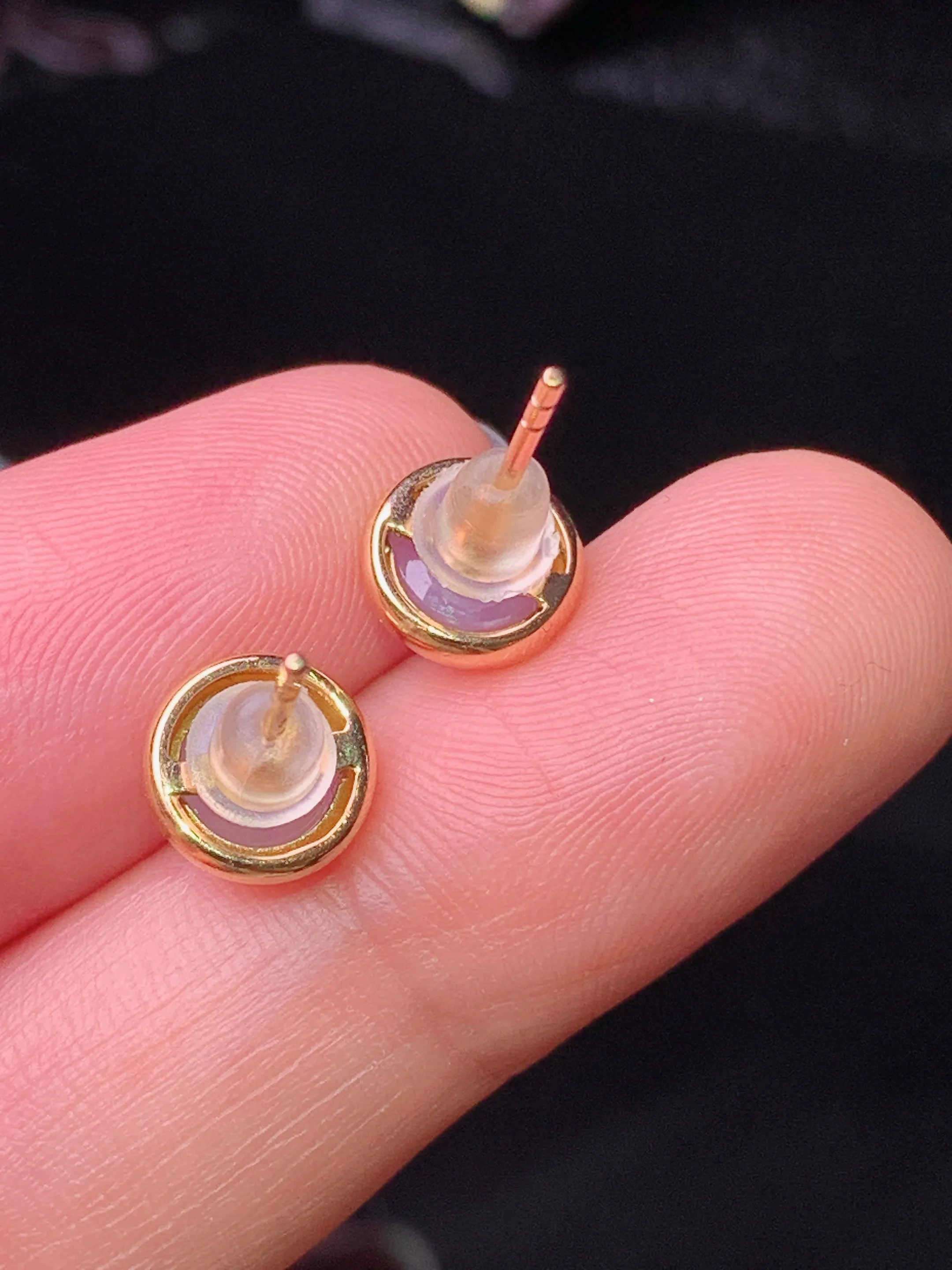 18k金镶嵌紫罗兰蛋面耳钉 玉质细腻 色泽清新艳丽 整体尺寸7.8*4