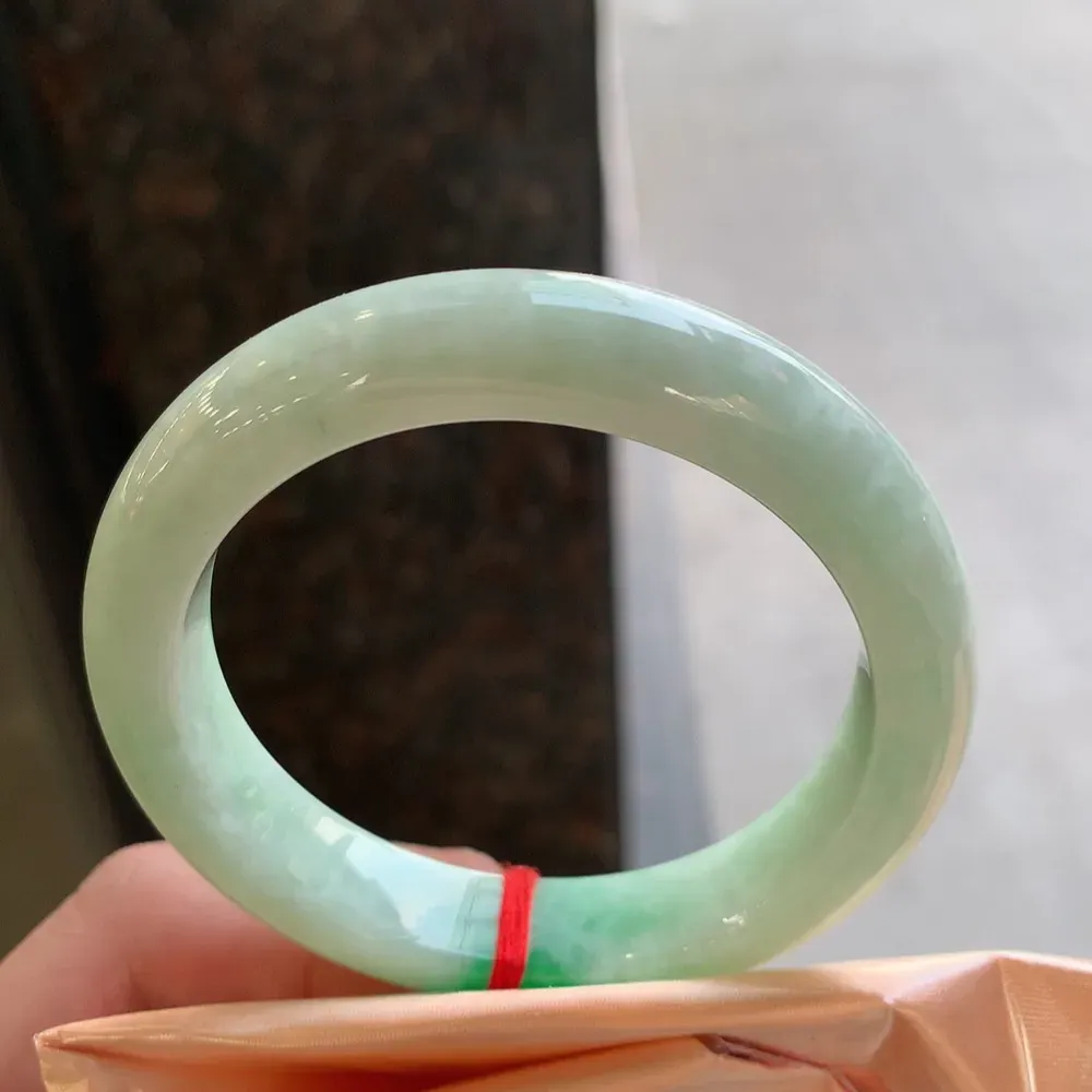 正圈冰糯阳绿 无瑕 尺寸:54.1/12/8.6 色好