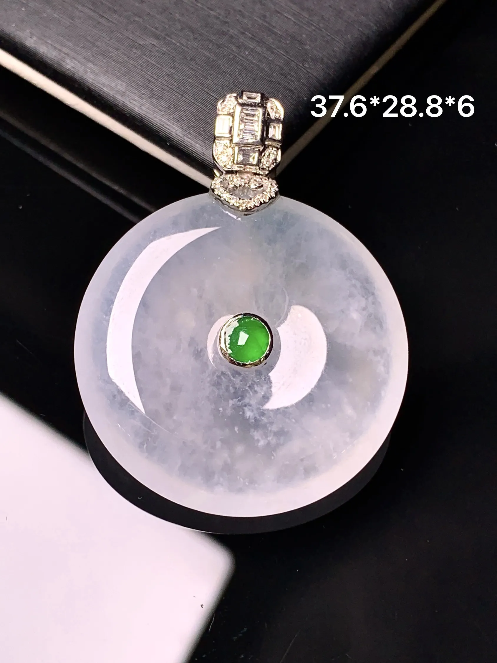 18k金钻镶嵌冰种平安扣吊坠 玉质细腻 色泽清新艳丽 整体尺寸37.6*28.8*6