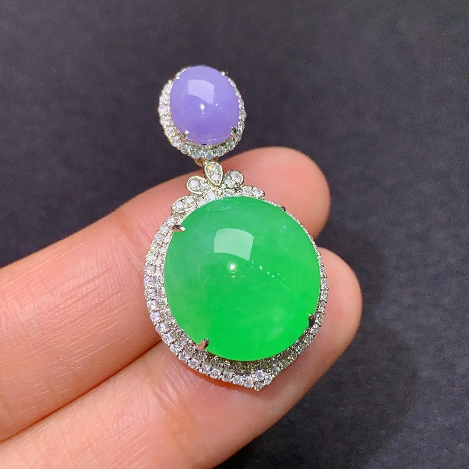 冰阳绿蛋面吊坠，18k金镶嵌，色泽鲜阳，冰润细腻，种水足，Rh 尺寸32.7*17.7*12.1