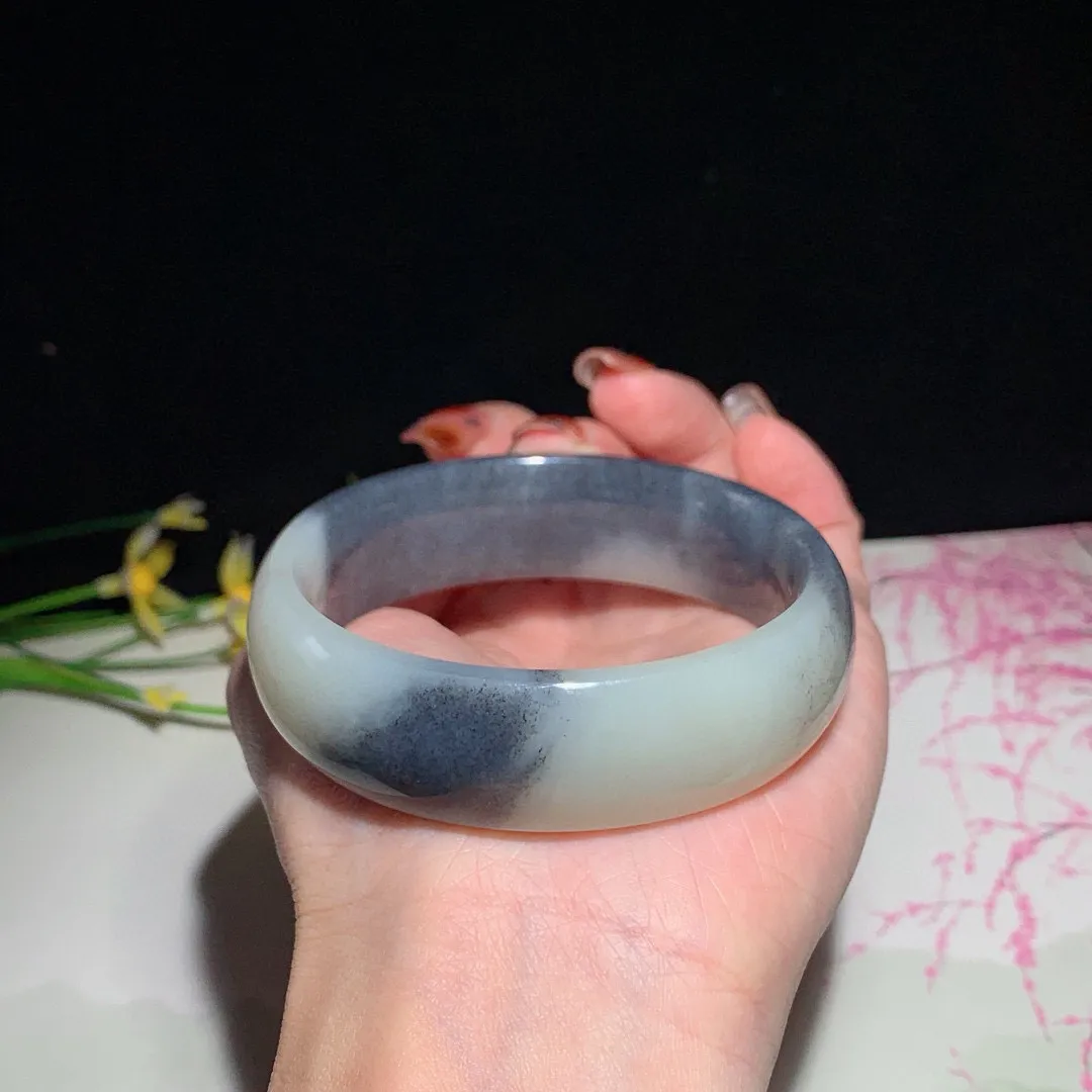 土豪款，和田玉57.5圈口青花宽版手镯！玉质细腻油润 底色纯净 无裂无杂 脂粉好，品质好！