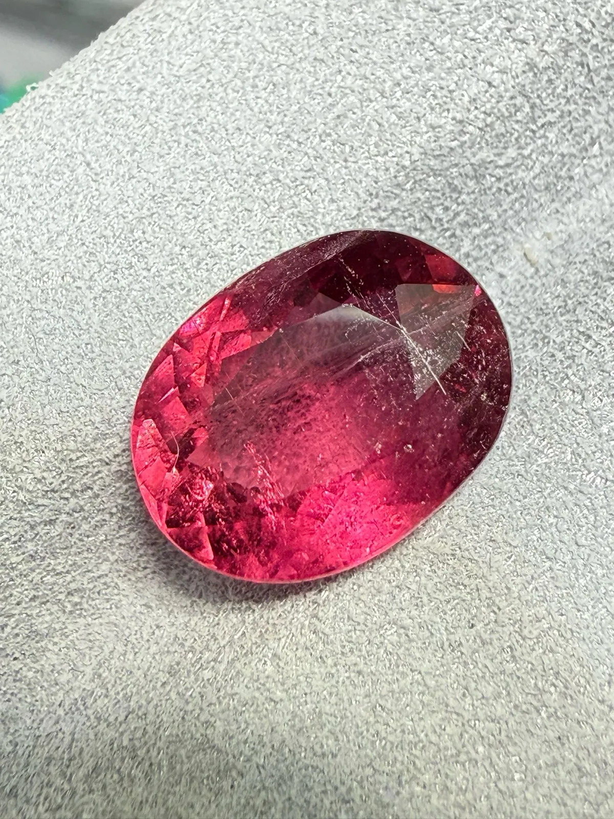 【高端珠宝】天然极美卢比来碧玺裸石
重量: 5.54ct  规格: 12.7*9.7*6.2毫米
精