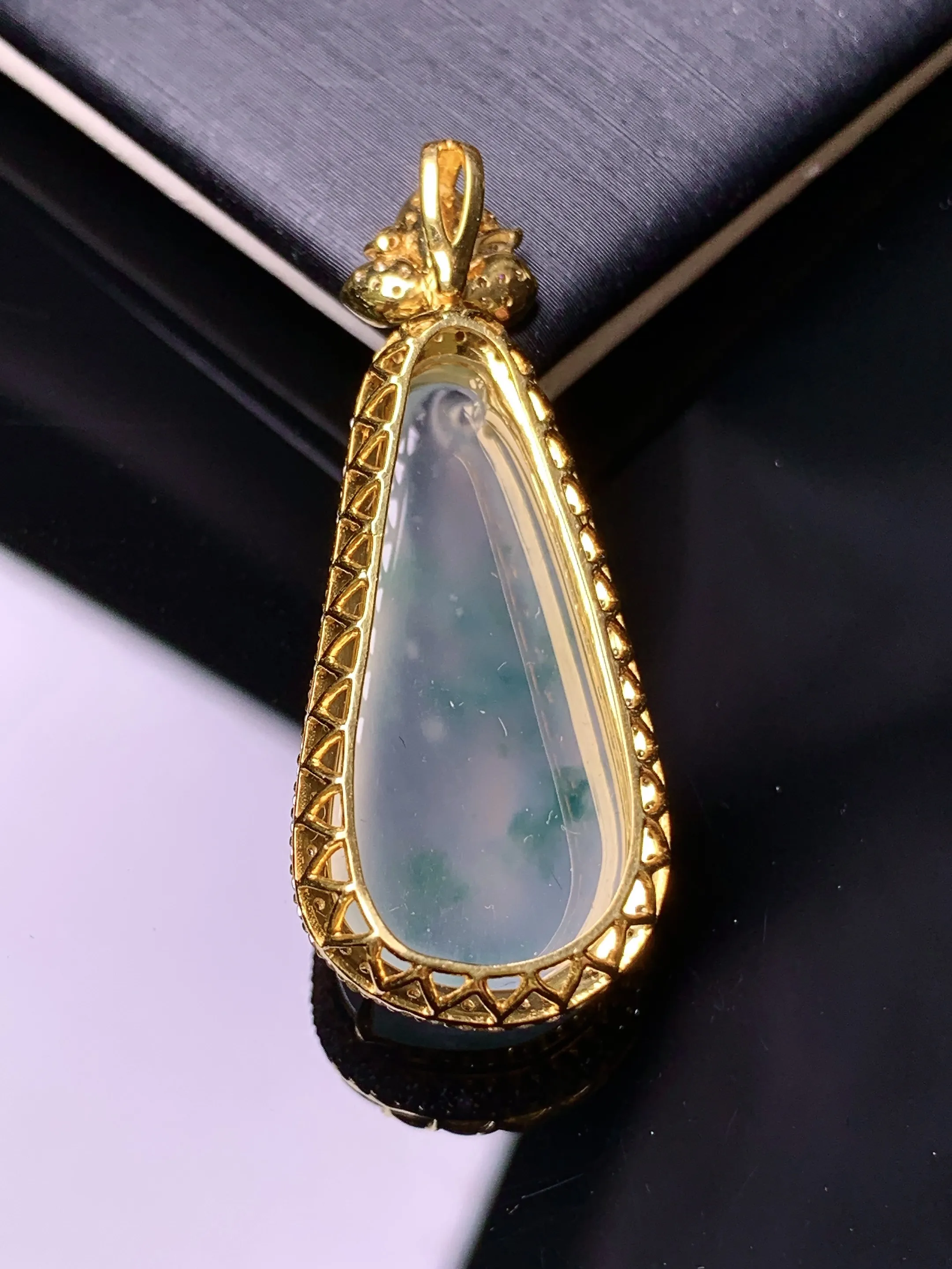 18k金钻镶嵌冰种飘绿福瓜吊坠 玉质细腻 色泽清新艳丽 整体尺寸38.5*15.6*10