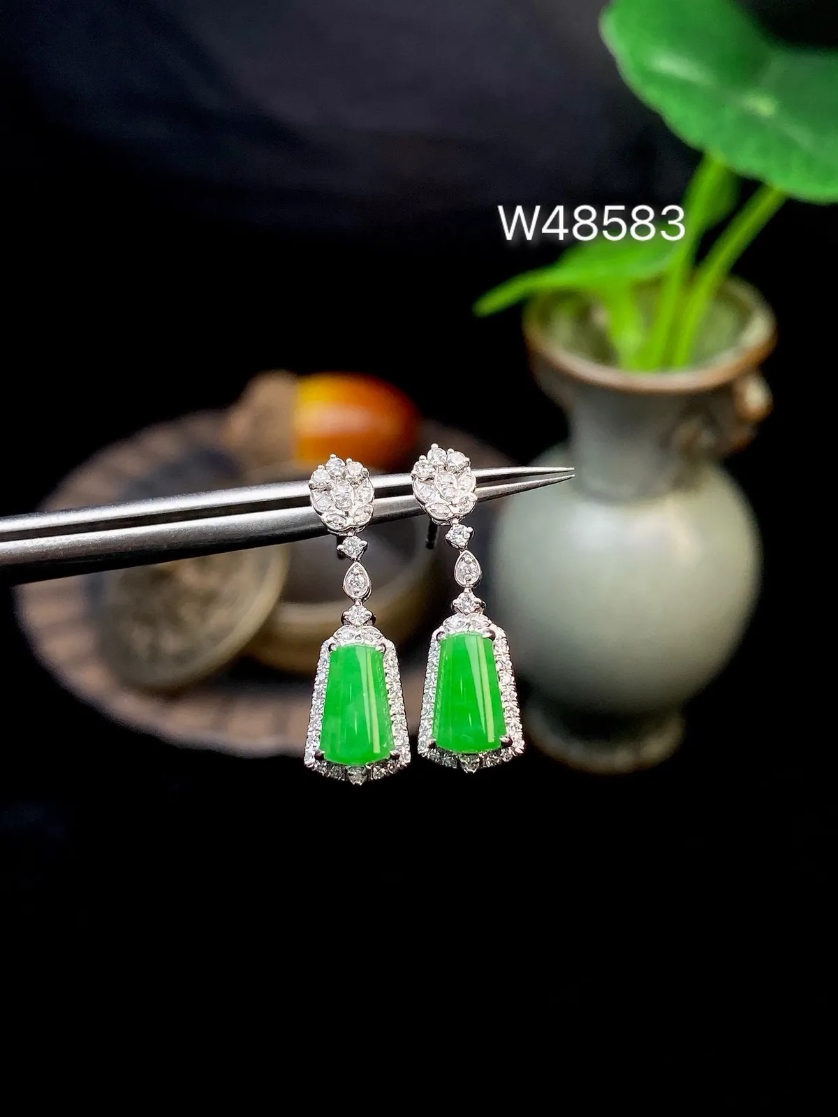 【冰种满绿无事牌耳坠】种水上乘，通透闪亮，晶莹剔透。18K金钻镶嵌，裸石尺寸7.1*4.2*2.6毫