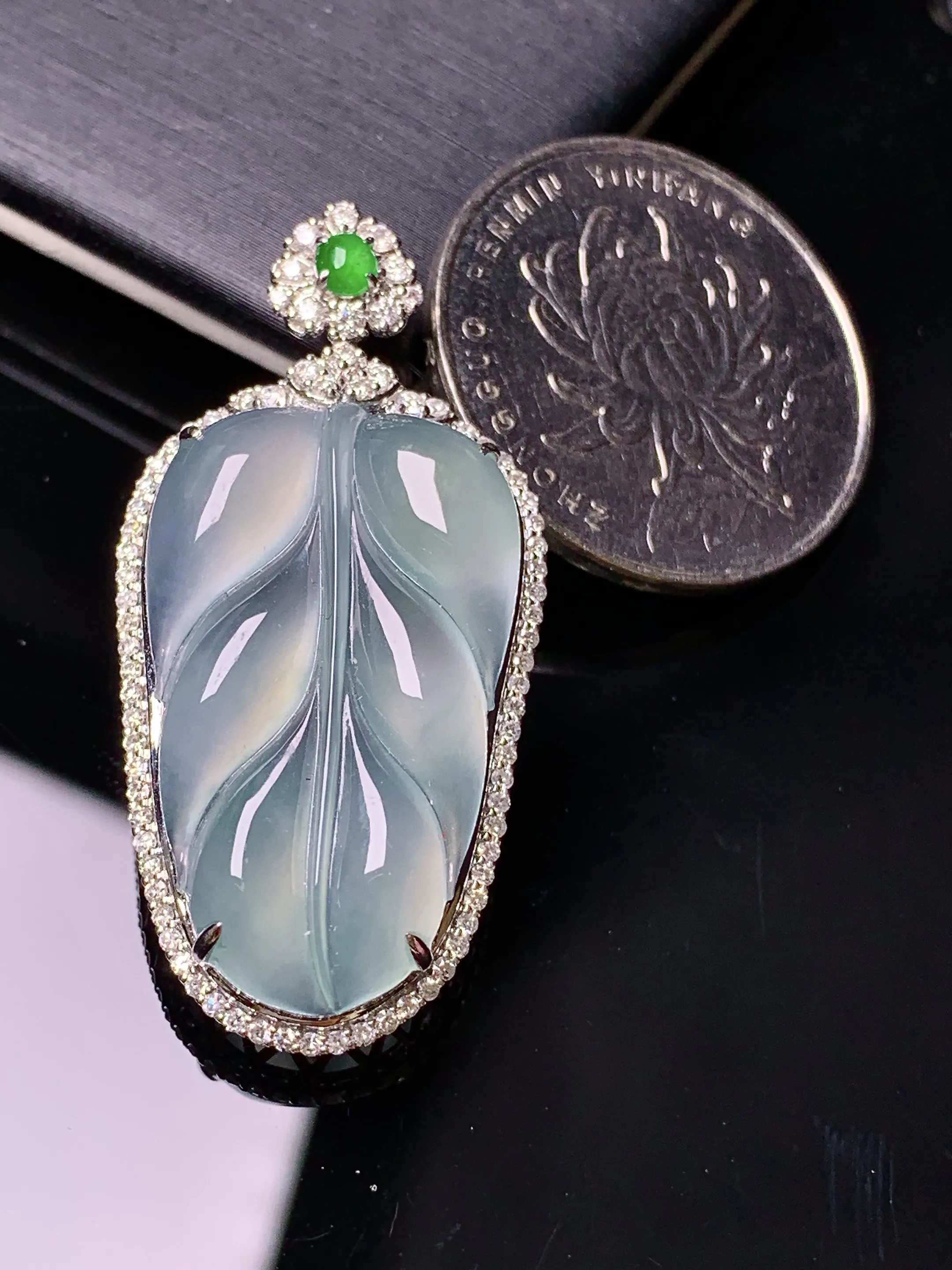 18k金钻镶嵌冰种树叶吊坠 玉质细腻 色泽清新艳丽 整体尺寸40.3*19.7*8.2