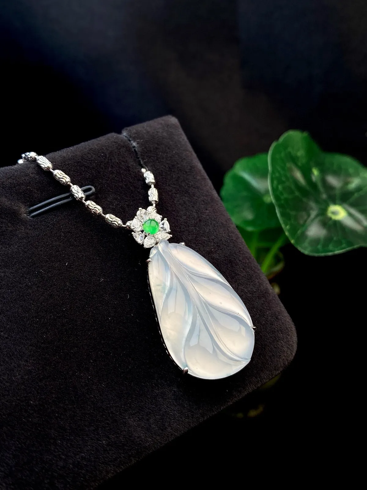 【冰种叶子】金枝玉叶，质地细腻，冰润透亮，光泽出众，18k金钻镶嵌，裸石尺寸28.6*17.6*2.