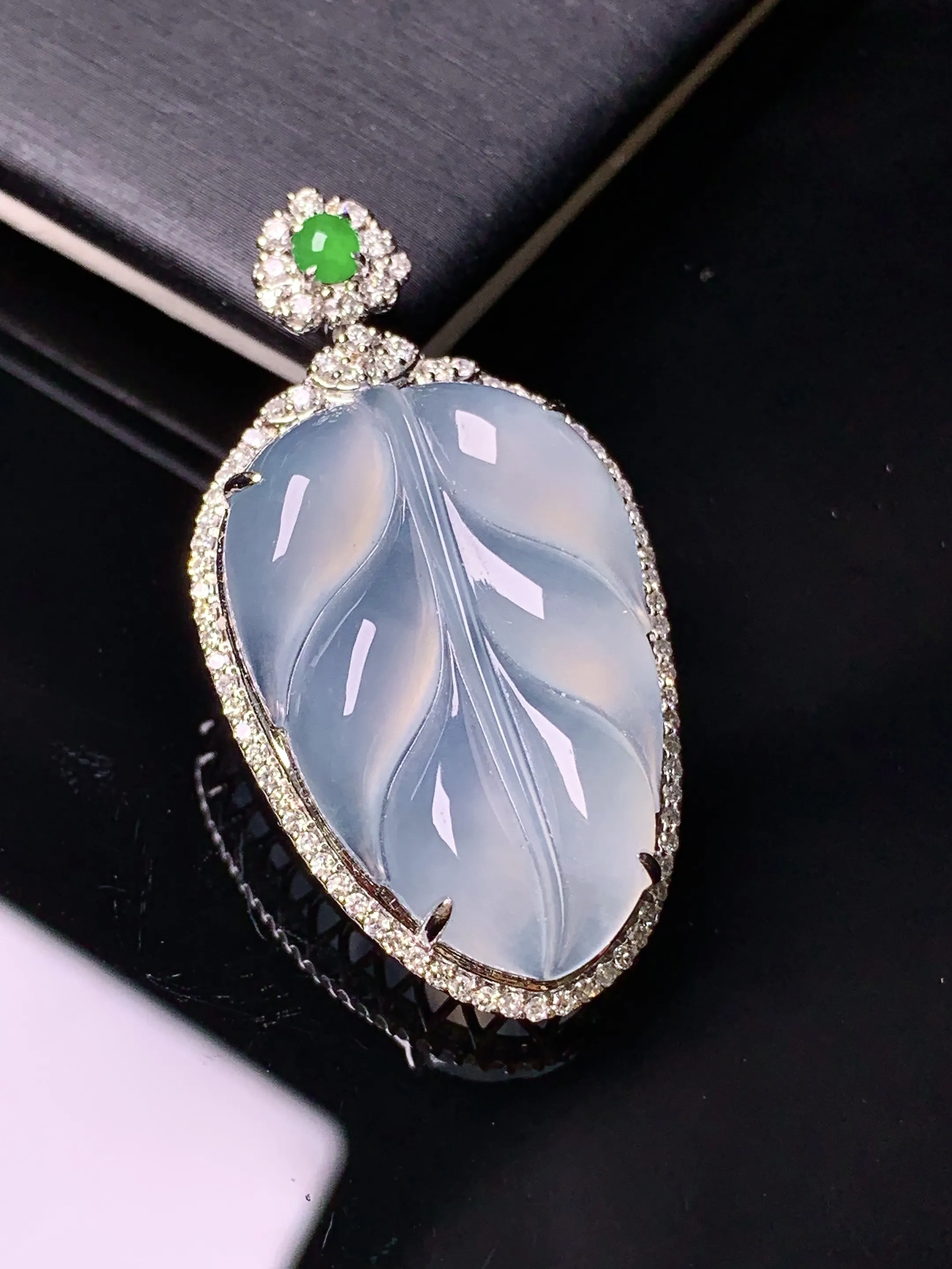 18k金钻镶嵌冰种树叶吊坠 玉质细腻 色泽清新艳丽 整体尺寸40*21.1*8.5