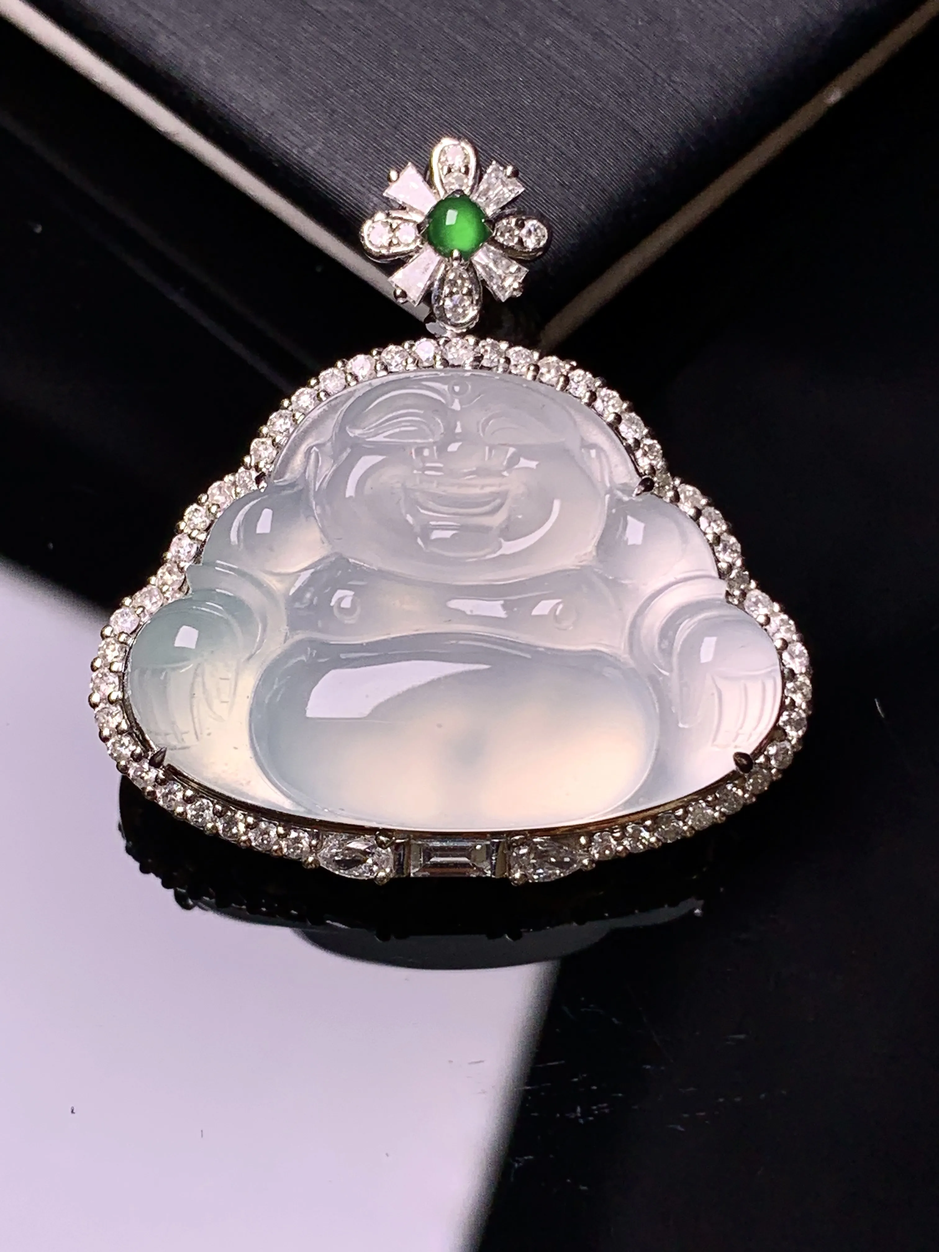 18k金钻镶嵌冰种佛公吊坠 玉质细腻 色泽清新艳丽 整体尺寸30*28.8*8.6