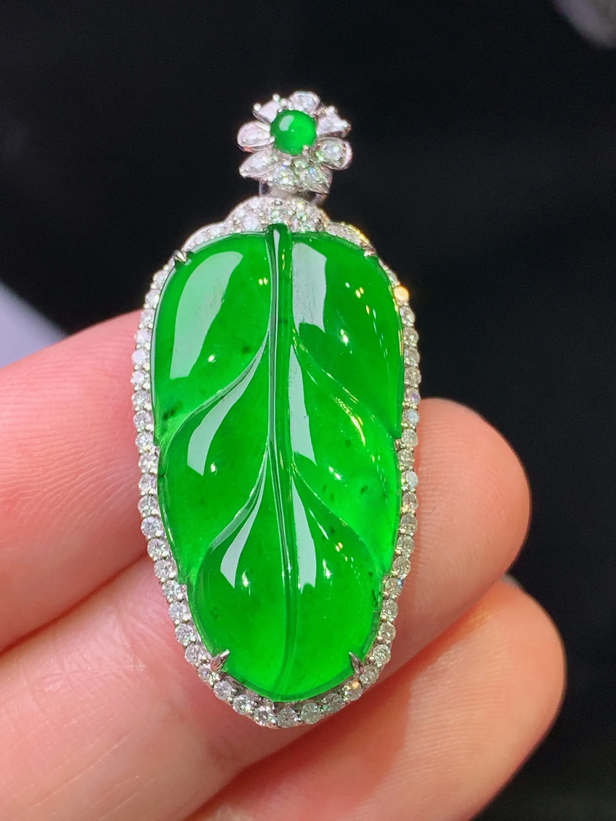 18k金钻镶嵌满绿树叶吊坠 玉质细腻 色泽清新艳丽 整体尺寸36.8*16.2*8.2