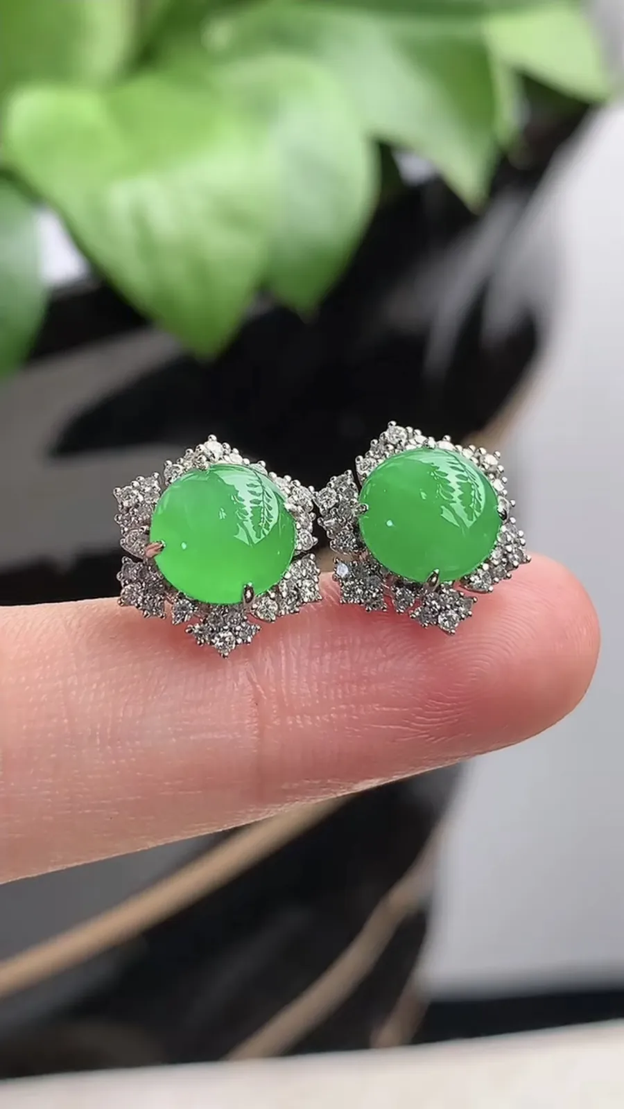 a货翡翠老坑冰种18K金伴钻镶嵌阳绿蛋面耳钉 尺寸7.3mm 重量2.80g 1205