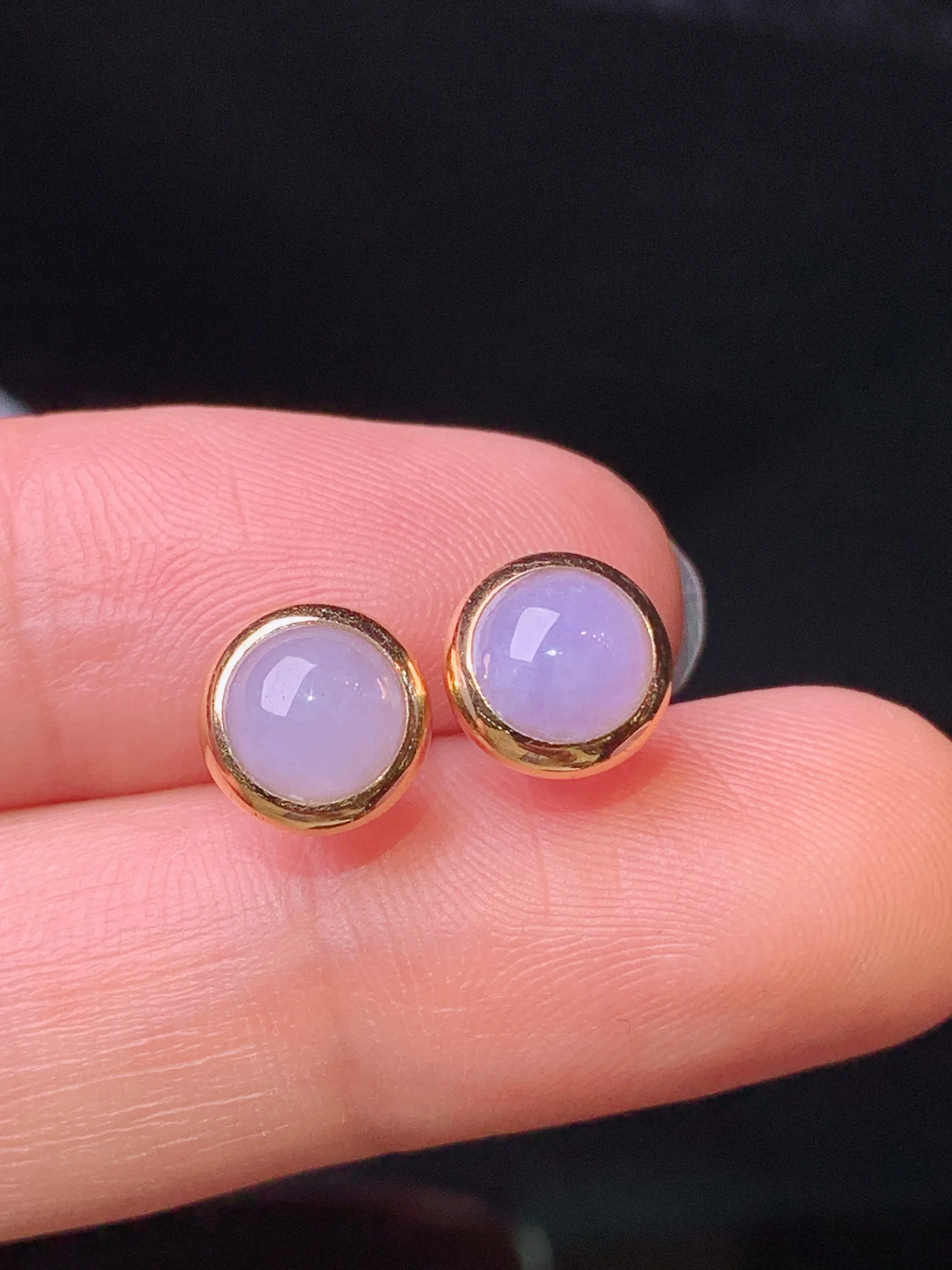 18k金镶嵌紫罗兰蛋面耳钉 玉质细腻 色泽清新艳丽 整体尺寸7.8*4