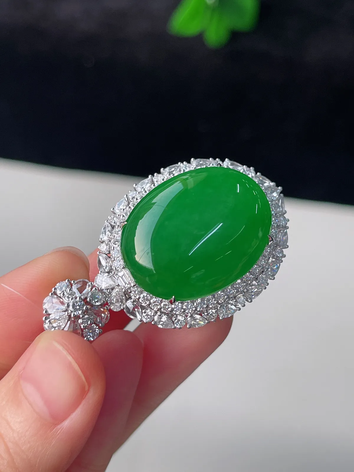 18k金镶翡翠冰糯种绿色大蛋面吊坠