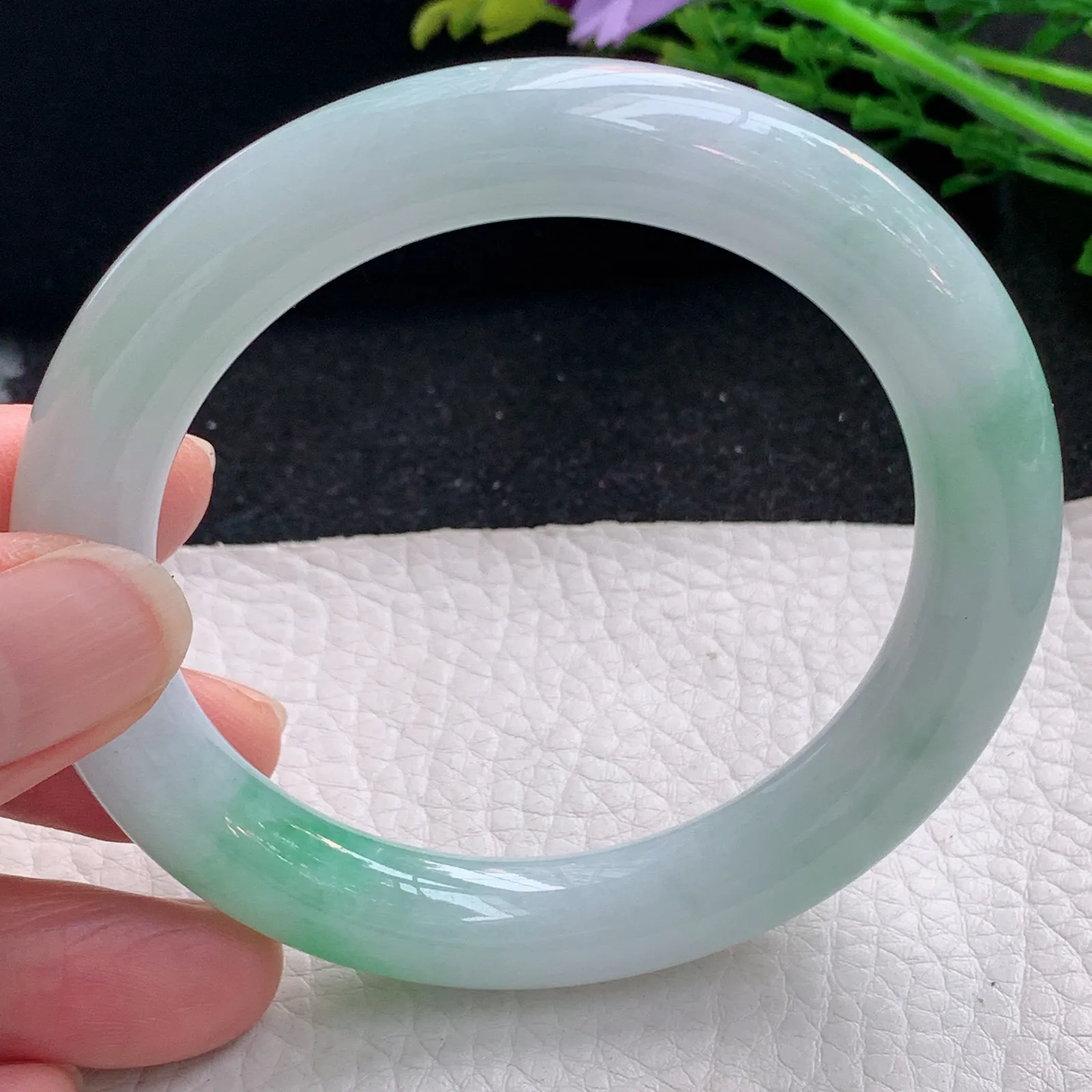 js自然光57*10.5美人镯 缅甸翡翠a货玉手镯飘绿圆条玉手环 叮当镯