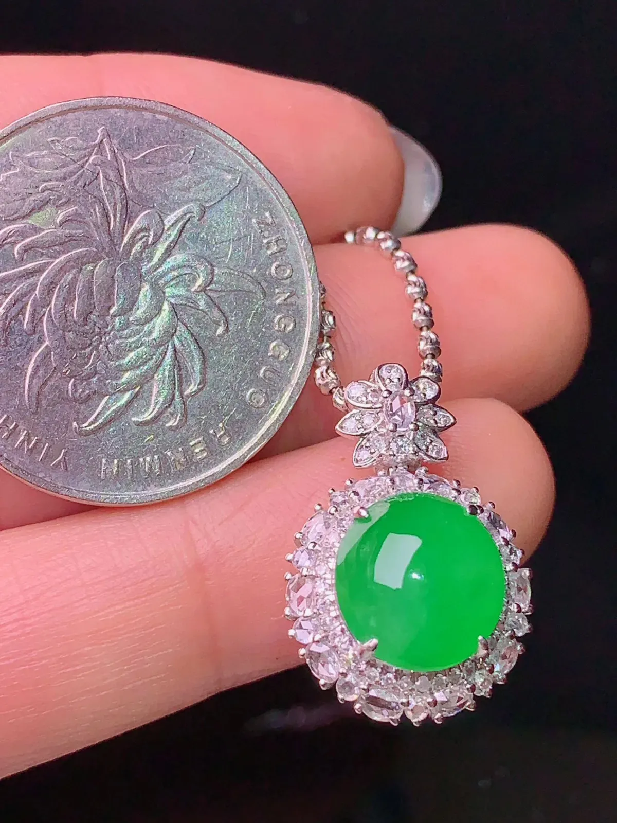 18k金钻镶嵌满绿蛋面吊坠 玉质细腻 色泽艳丽 整体尺寸21.7*14.6*11.8