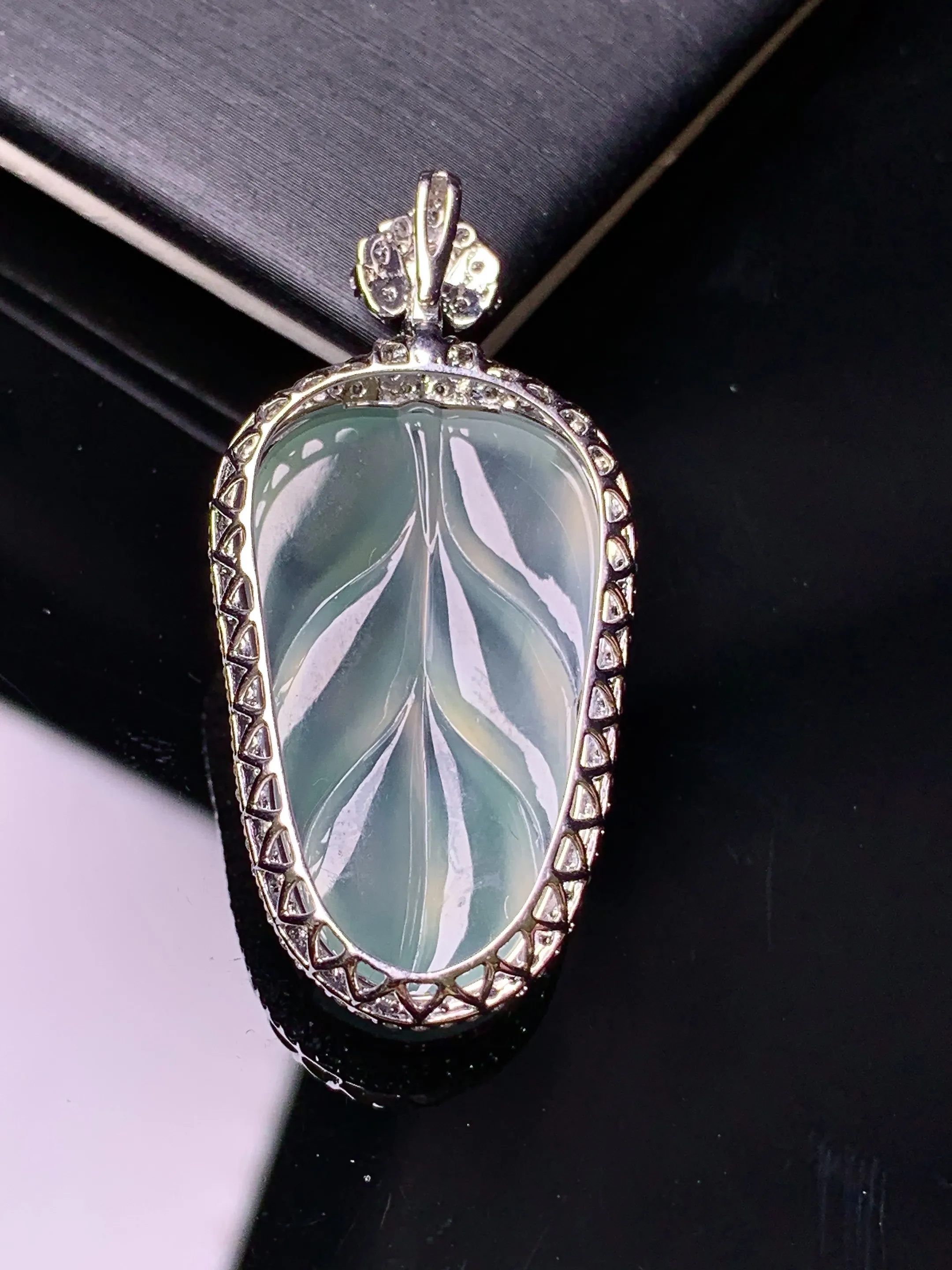 18k金钻镶嵌冰种树叶吊坠 玉质细腻 色泽清新艳丽 整体尺寸40.3*19.7*8.2