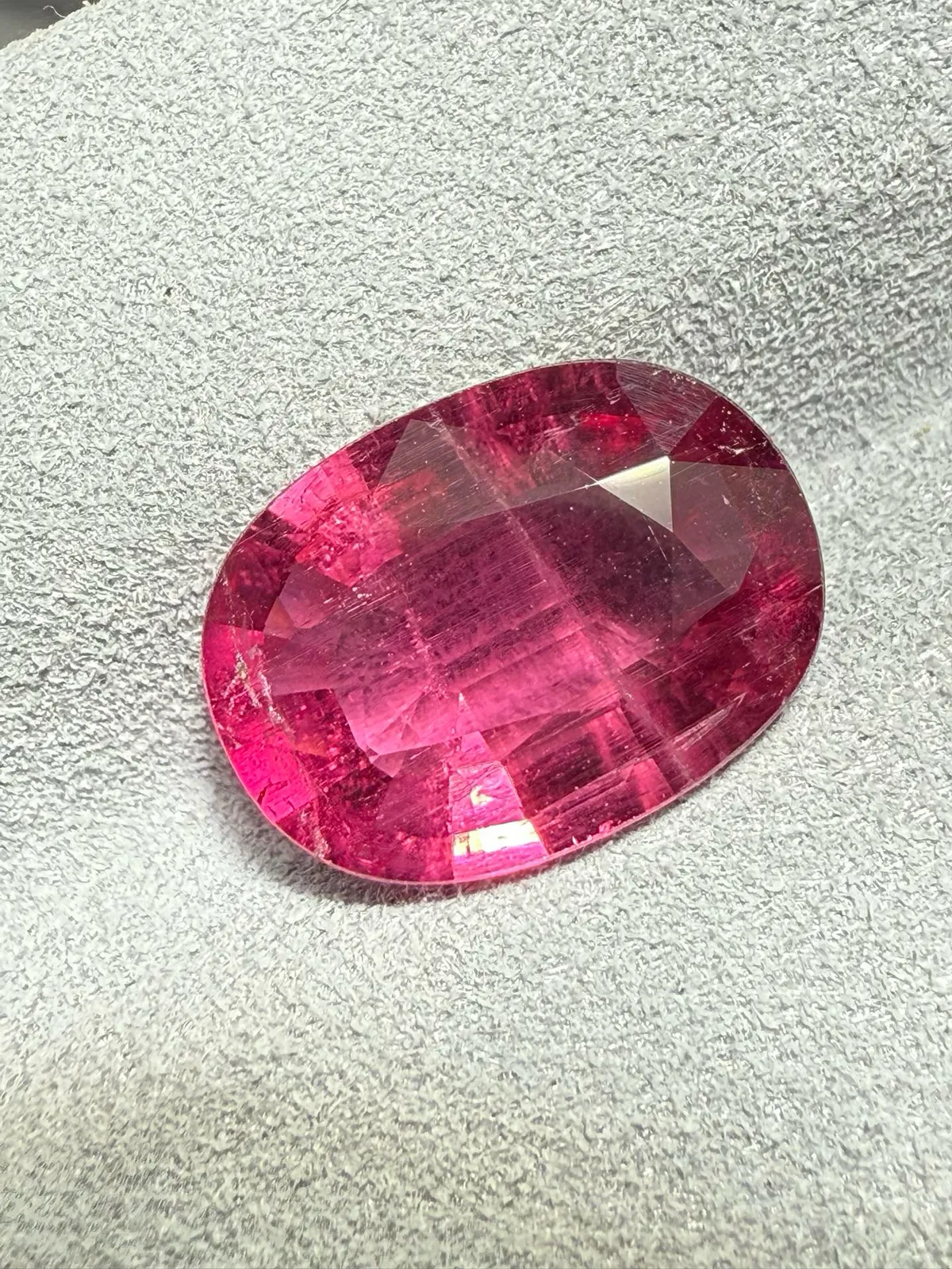 【高端珠宝】天然极美卢比来碧玺裸石
重量: 3.9ct  规格: 12.6*9.2*4.7毫米
精湛切工，满身火彩
台面大，实物更美，可以代镶嵌设计。