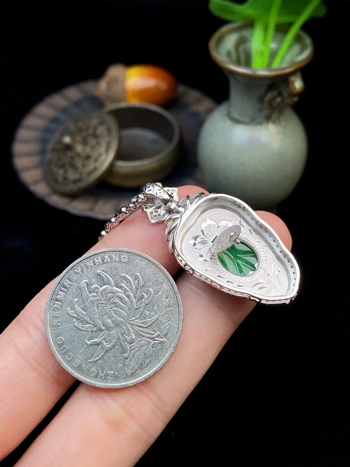 【冰种满绿叶子】金枝玉叶，质地细腻，冰润透亮，光泽出众，18k金钻镶嵌，裸石尺寸21.6*13.4*2.5毫米