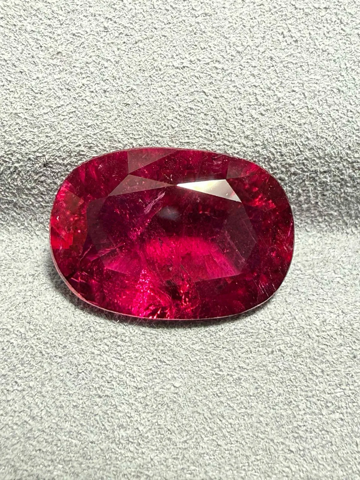 【高端珠宝】天然极美卢比来碧玺裸石
重量: 5.395ct  规格: 13.6*9.5*5.9毫米
精湛切工，满身火彩
台面大，实物更美，可以代镶嵌设计。