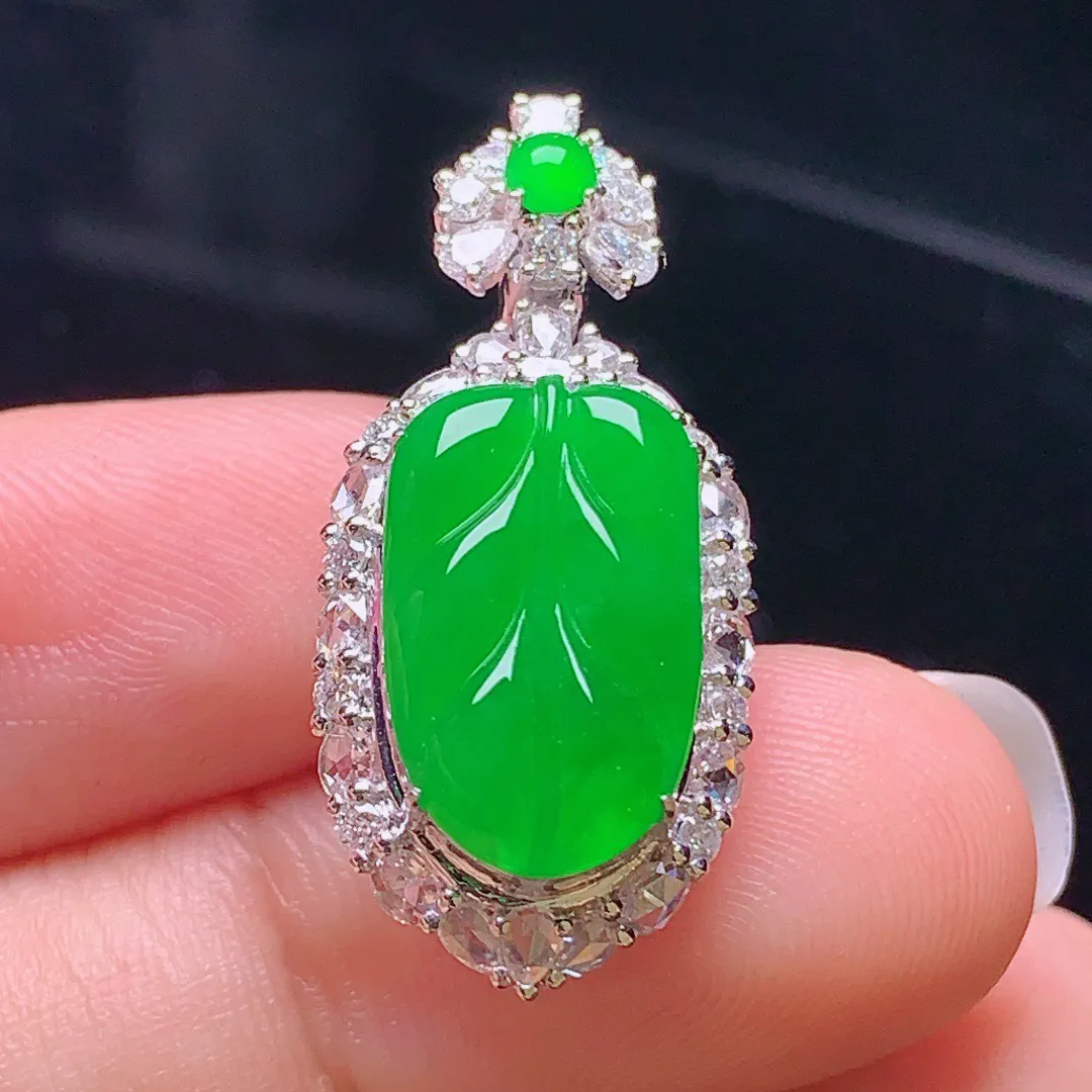 18k金钻搭配小绿蛋面镶嵌阳绿树叶吊坠 事业有成 整体尺寸28.2*13*9.6