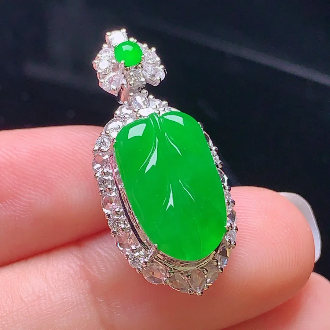 18k金钻搭配小绿蛋面镶嵌阳绿树叶吊坠 事业有成 整体尺寸28.2*13*9.6