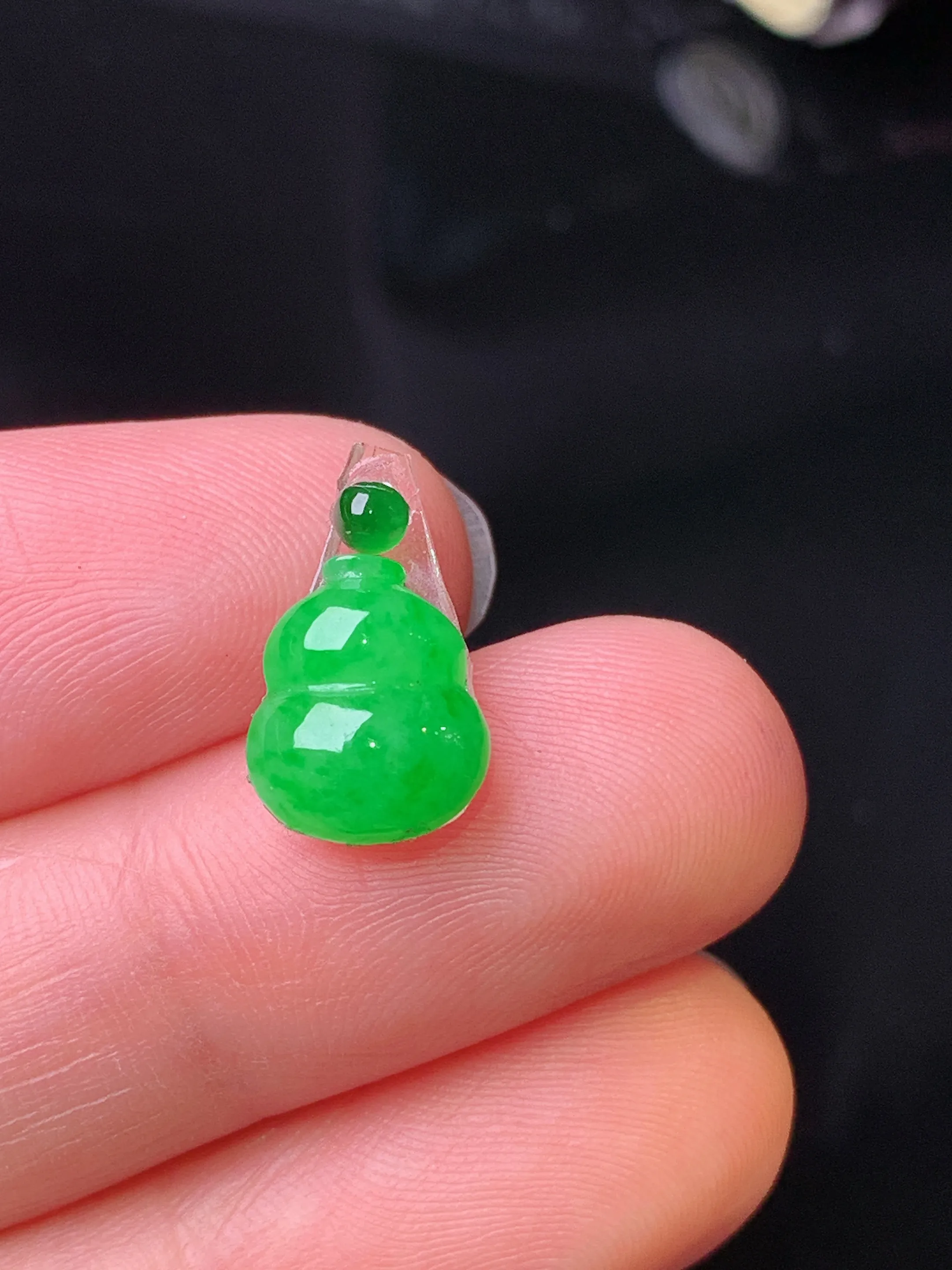 镶嵌款 翠绿葫芦吊坠 玉质细腻 色泽清新艳丽 整体尺寸10.2*8.5*3.5