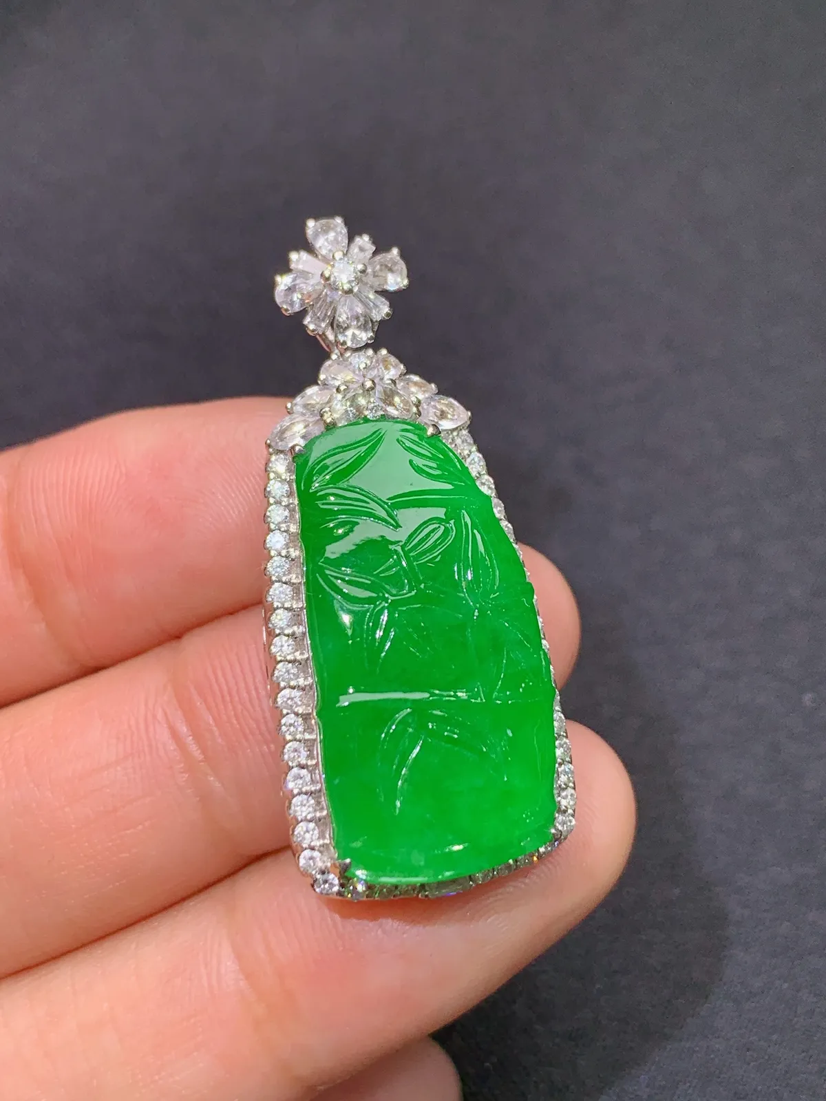 阳绿竹节吊坠，18k金镶嵌，色泽鲜阳，冰润细腻，种水足Ax 尺寸37.7*16.2*8.7