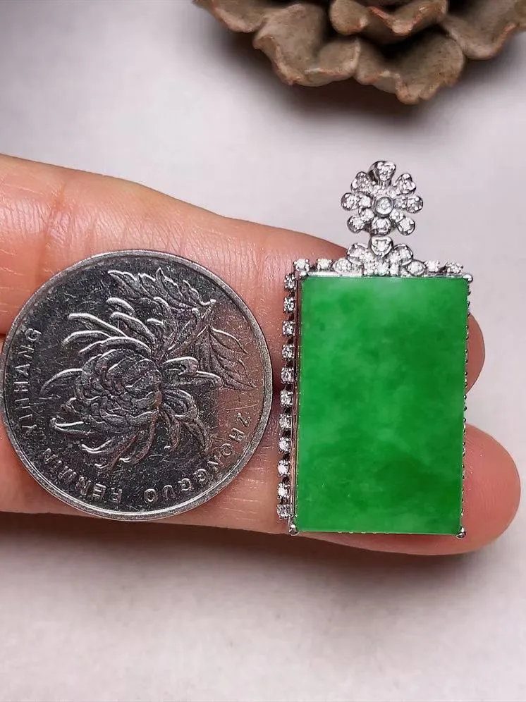 冰糯种阳绿平安无事牌吊坠、真金真钻镶嵌，种水好，玉质细腻 .裸石尺寸  14.0*8.8