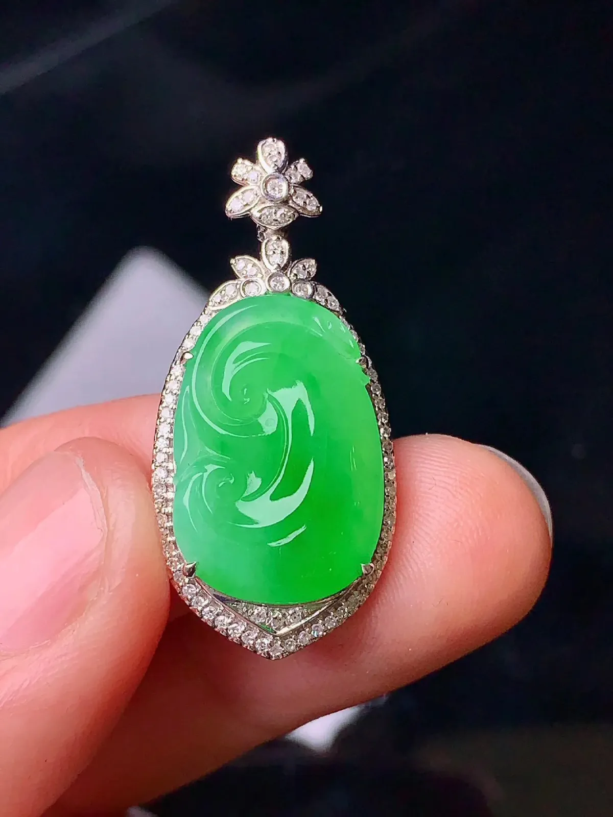 18K金钻镶嵌翠绿如意吊坠 玉质细腻 款式高贵优雅 万事如意 整体尺寸31.5*14.7*6.5