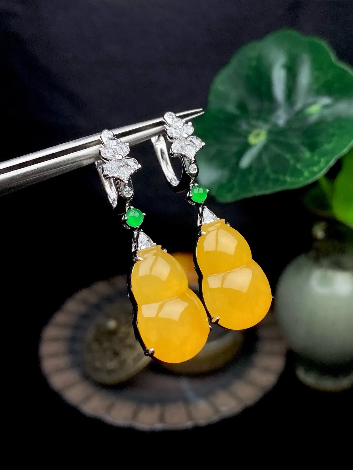 【冰种黄翡葫芦耳坠】质地细润，起刚起荧光，18K金钻镶嵌，裸石尺寸17.1*11.2*3.8毫米