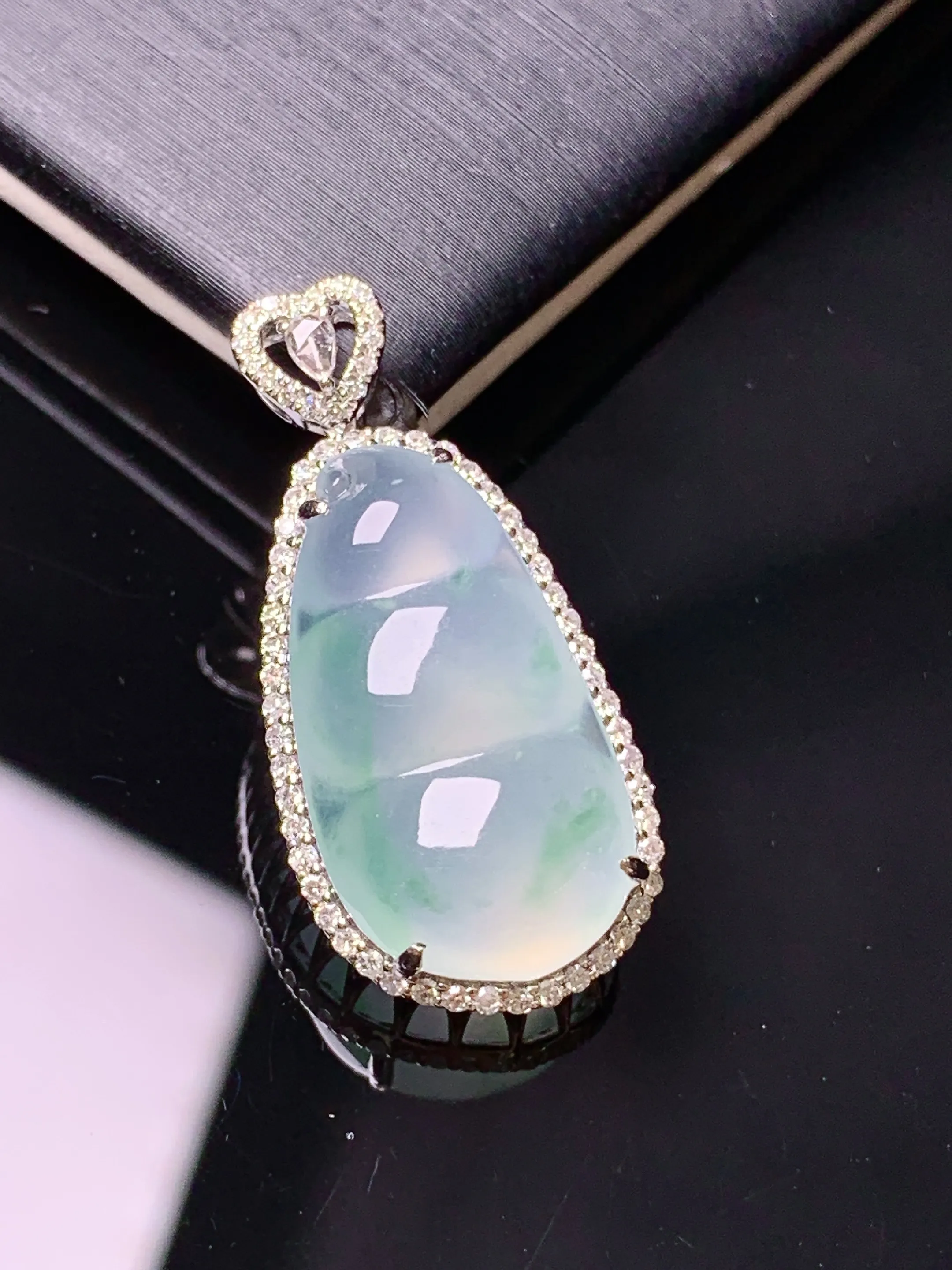 18k金钻镶嵌冰种飘绿四季豆吊坠 玉质细腻 色泽清新艳丽 整体尺寸28.2*13.5*8.5