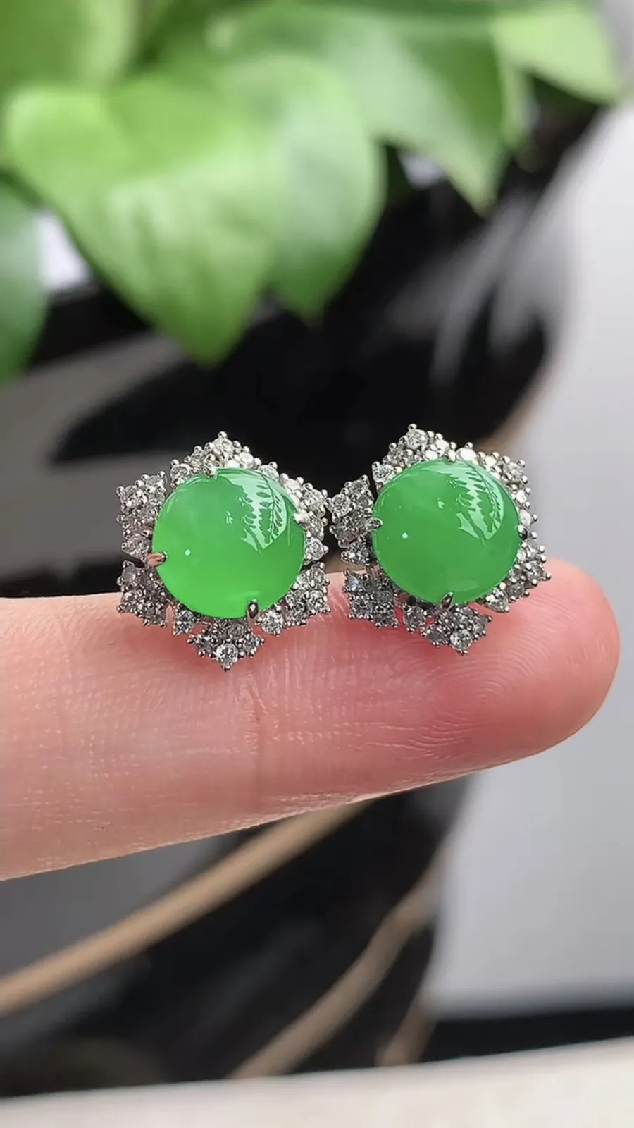 a货翡翠老坑冰种18K金伴钻镶嵌阳绿蛋面耳钉 尺寸7.3mm 重量2.80g 1205