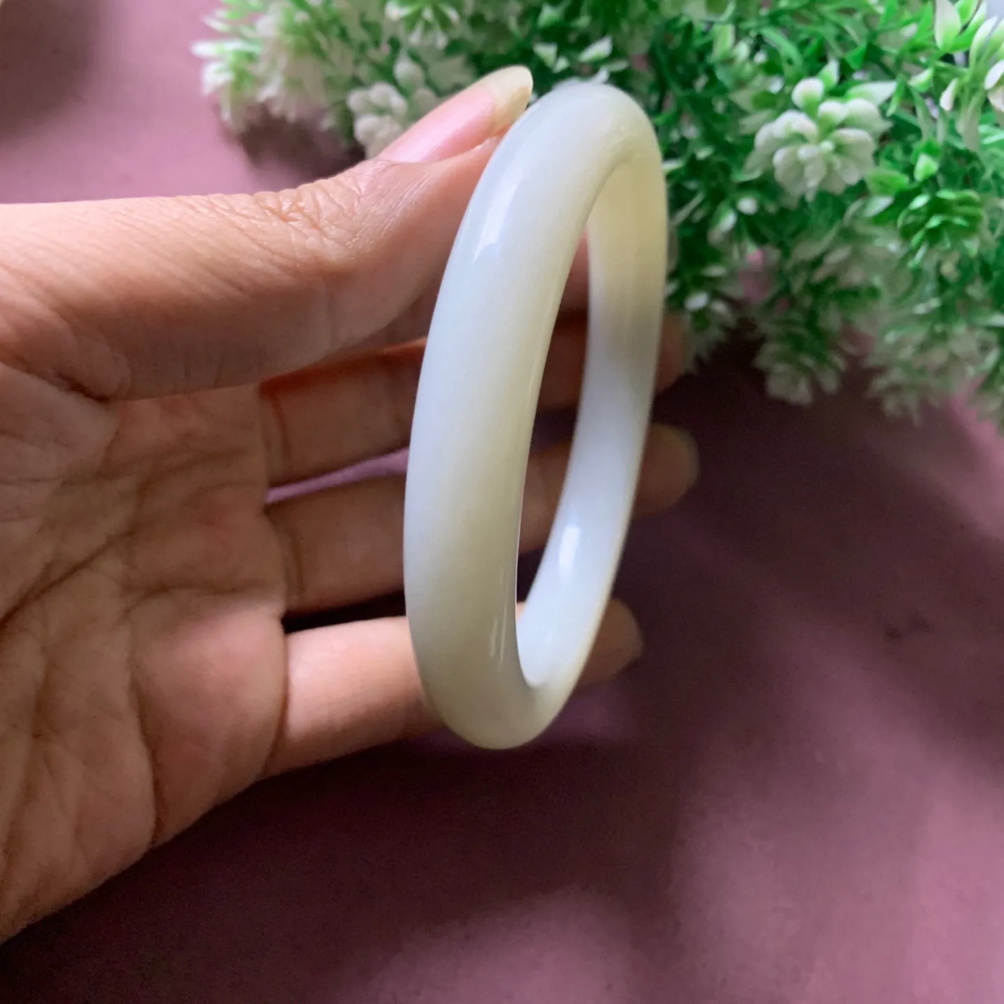 和田玉63圈口羊脂白手镯，玉质细腻油润 底色纯净脂粉好，品质好