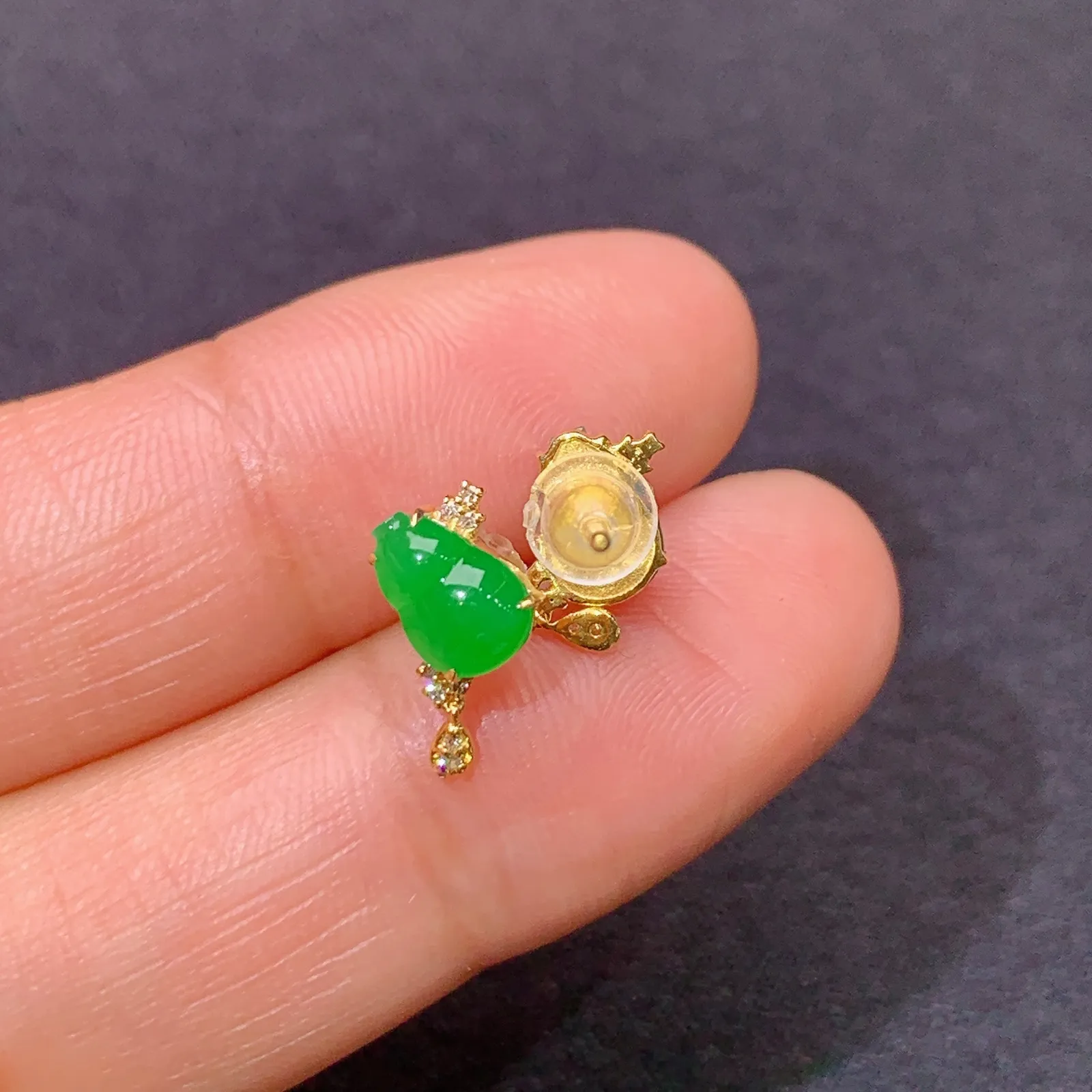 冰阳绿葫芦耳钉，18k金镶嵌，简约时尚，冰润色阳，种水足 尺寸6.5*3.9*2