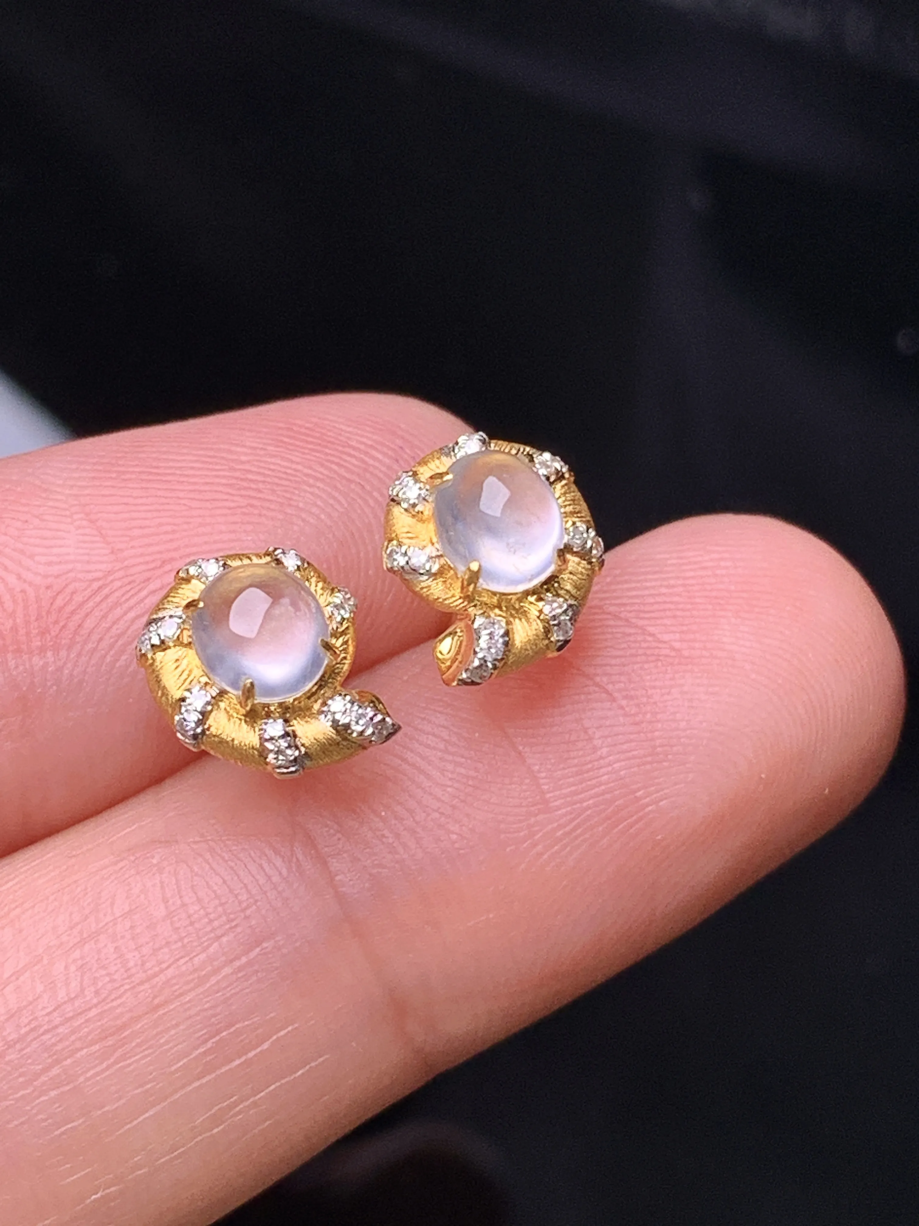 18k金钻镶嵌冰种蛋面耳钉 玉质细腻 色泽清新艳丽 整体尺寸9*7.8*4.8