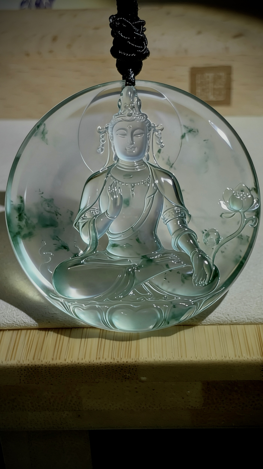【观自在·妙法莲华】，观音菩萨，
缅甸天然A货翡翠料子，
作品48.6-48.6-6.5mm，