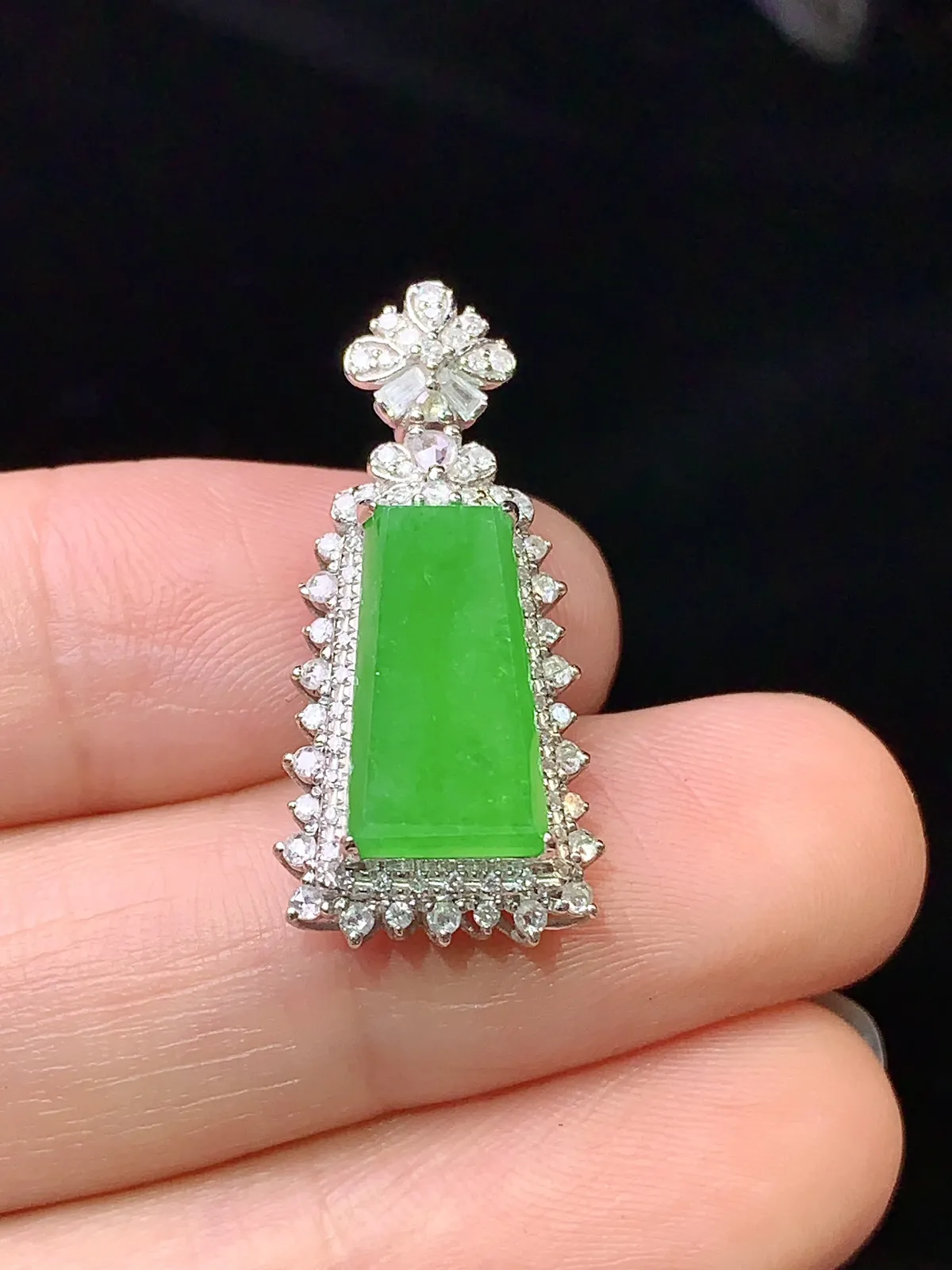 18k金钻镶嵌翠绿无事牌吊坠 玉质细腻 色泽艳丽清新 整体尺寸26.6*12.5*8.2