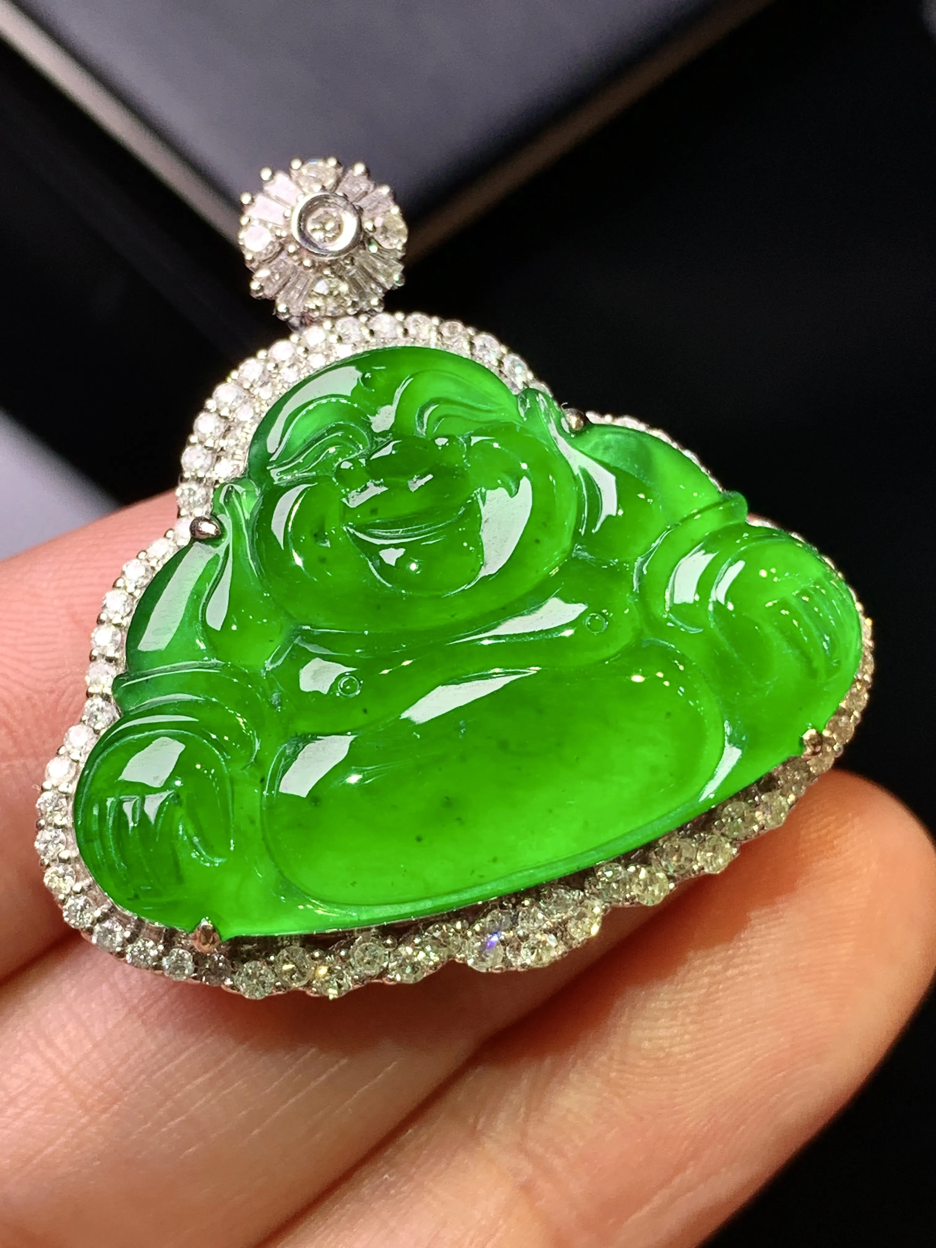 18k金钻镶嵌满绿佛公吊坠 玉质细腻 色泽清新艳丽 整体尺寸33*33*10.2