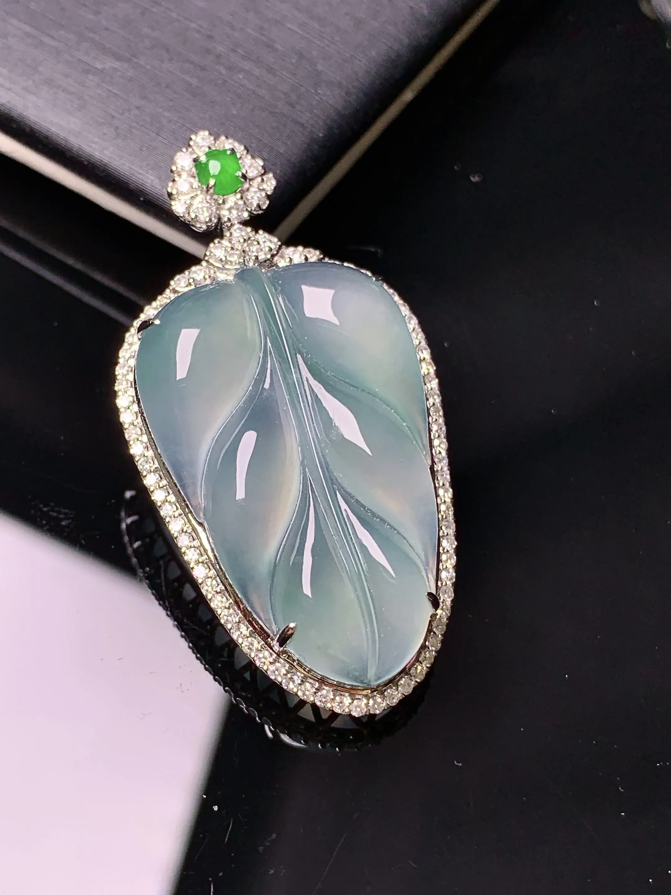 18k金钻镶嵌冰种树叶吊坠 玉质细腻 色泽清新艳丽 整体尺寸40.8*21.2*8.5