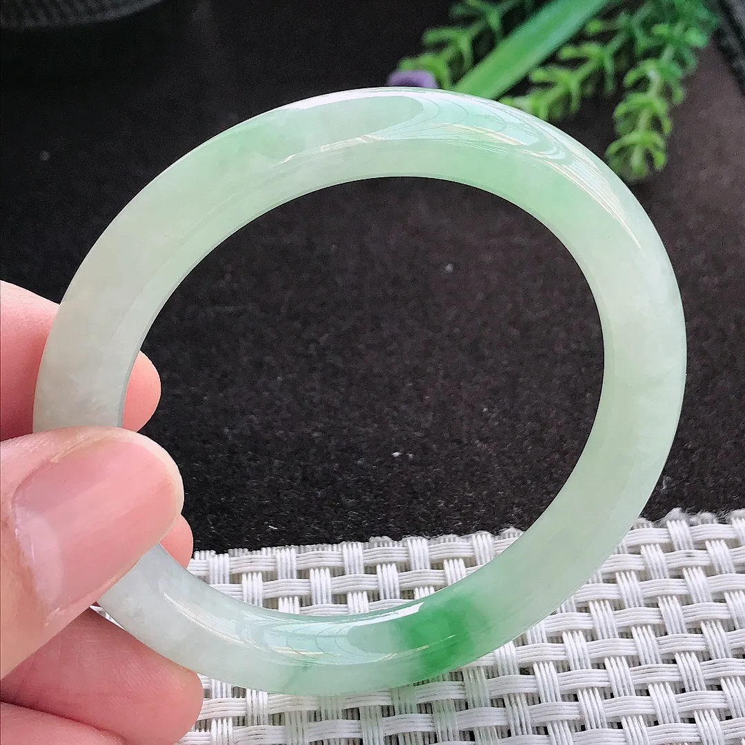 天然A货翡翠52.5/8.8/8.6老坑冰润起胶飘阳绿圆条手镯玉镯