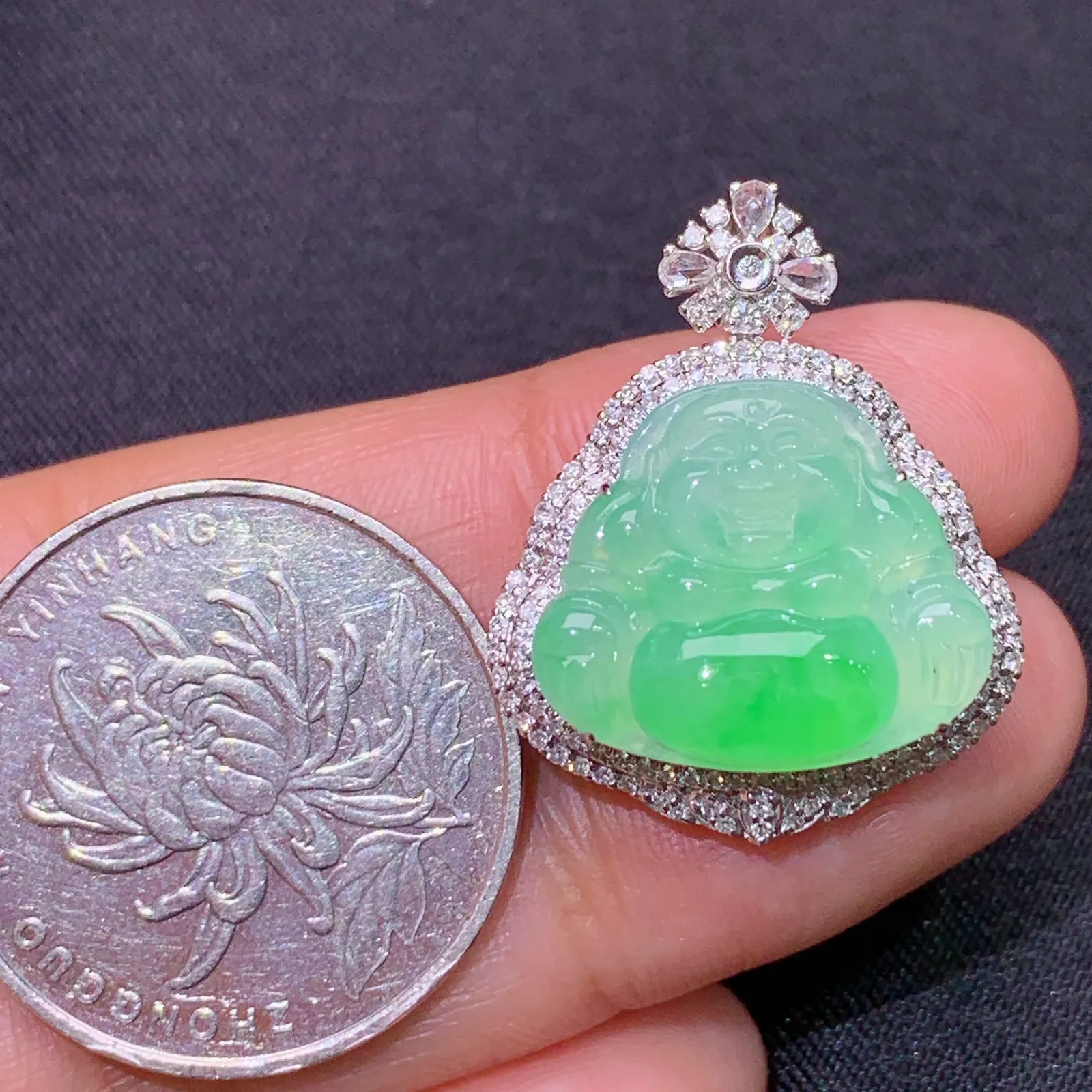 飘绿笑佛吊坠，18k金镶嵌，冰润色阳，品相好，种水足，Ff 尺寸26.6*21.3*9.7