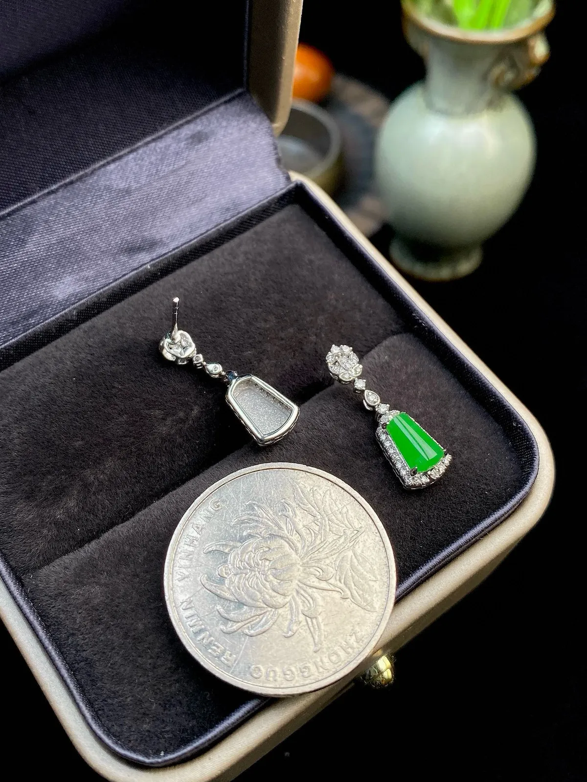 【冰种满绿无事牌耳坠】种水上乘，通透闪亮，晶莹剔透。18K金钻镶嵌，裸石尺寸7.1*4.2*2.6毫米
