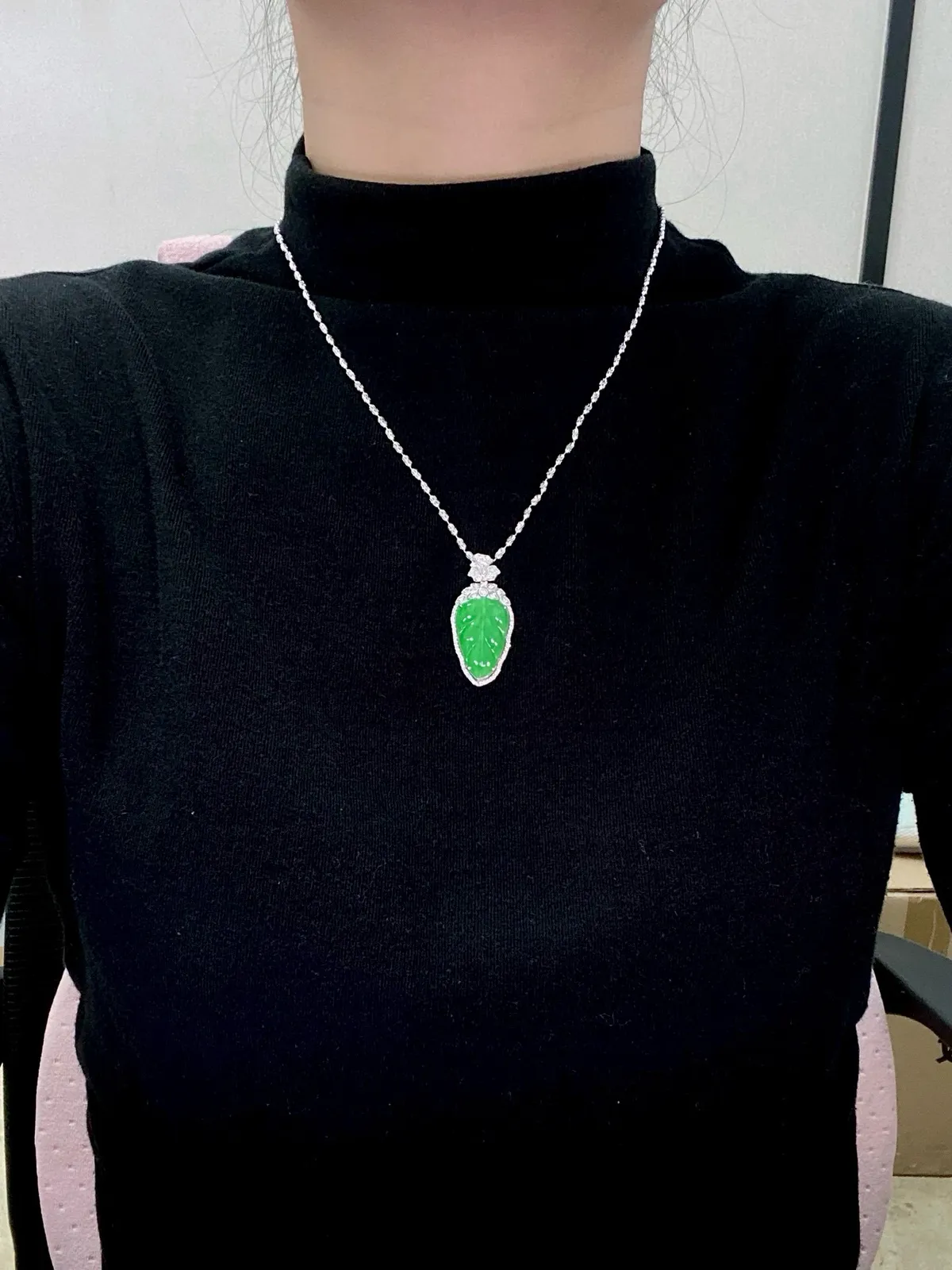 【冰种满绿叶子】金枝玉叶，质地细腻，冰润透亮，光泽出众，18k金钻镶嵌，裸石尺寸21.6*13.4*2.5毫米